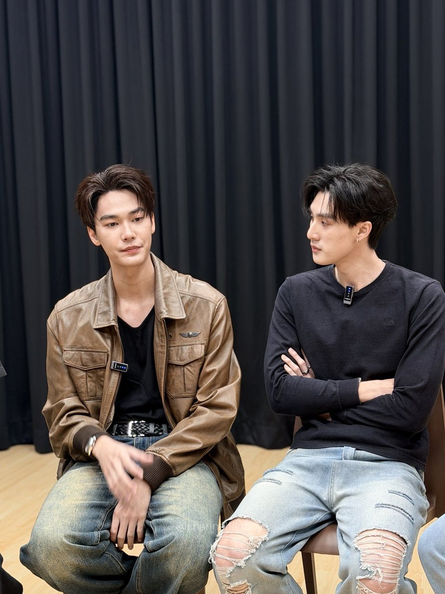 teevithe's tweet photo. HALO TEE??? kameranya di depan loh sini sini
liat kamera depan 👋🏻 wah udah kekunci satang lehernya

MR. KILL SERIES PRESS TOUR
#MrKillSeries https://t.co/PhqXeilvkc
