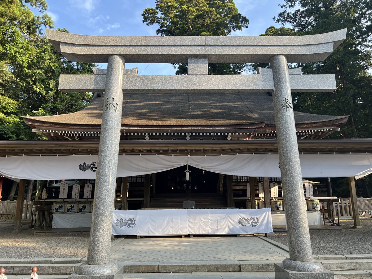 HoshiBoshi726's tweet photo. 昨日千葉県の香取神宮と茨城県の鹿島神宮に行って来ました。
どちらも境内が広くて凄いパワースポット神社⛩️
経津主大神（ふつぬしのおおかみ）を祀る全国約400社の香取神社の総本社✨と常陸国で最も社格が高いとされる一の宮で、日本全国に約600社ある鹿島神社の総本社✨
またお参りに来たい場所です https://t.co/WDYZcaQeC6