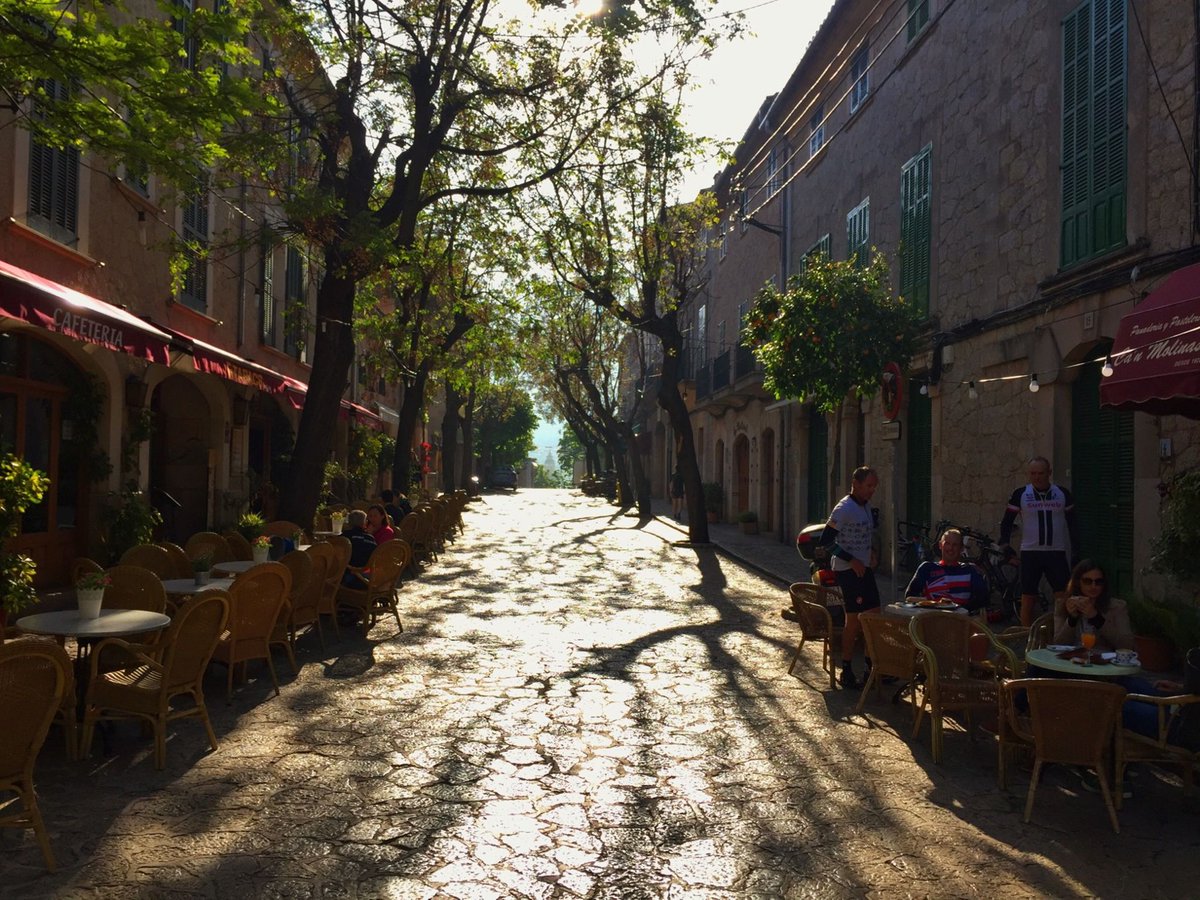 RyleighGeoug's tweet photo. Hoy exploré el barrio de La Latina en Madrid, caminé por calles empedradas, tomé un café en una taberna pequea y descubrí una librería antigua. Un día tranquilo lleno de sorpresas! https://t.co/TuDqF8tvWv