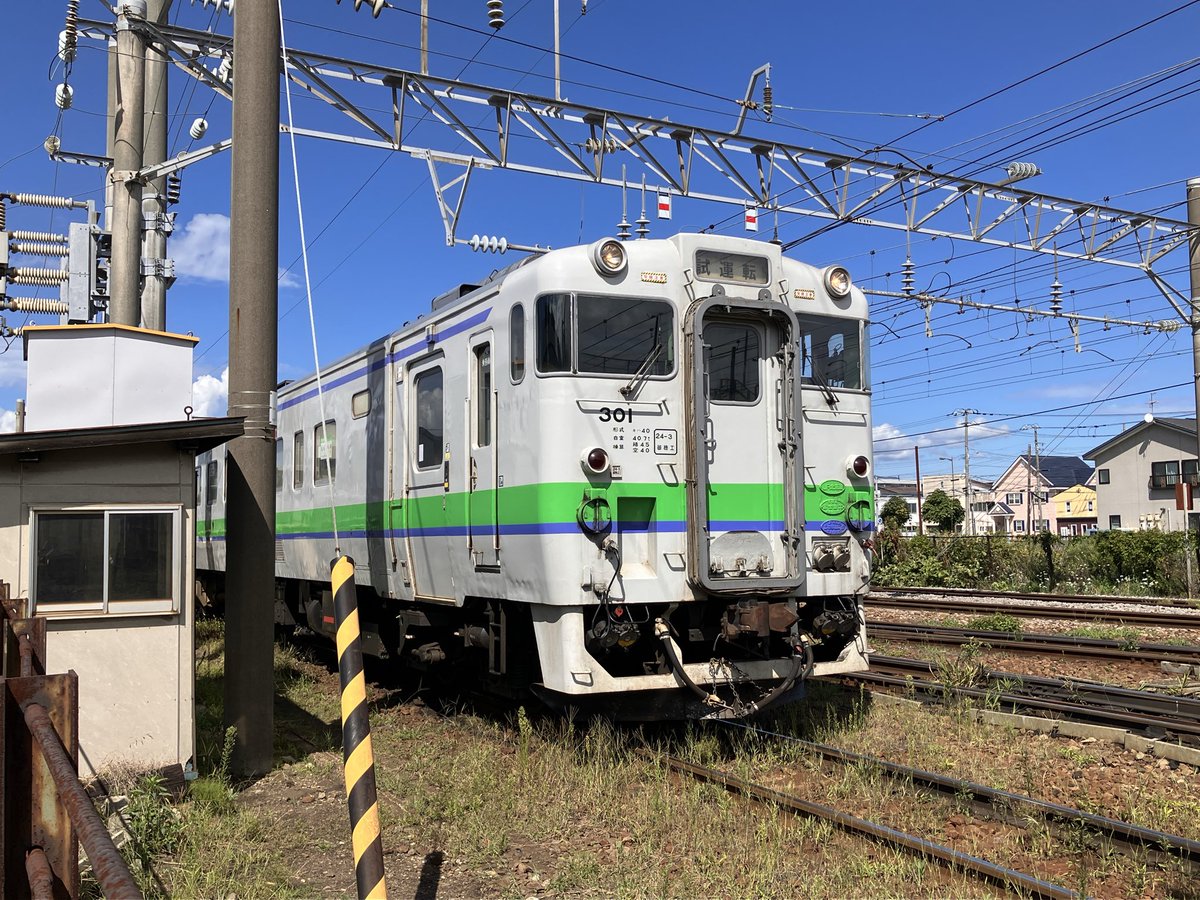 Orgel_Beckerath's tweet photo. 今月4回目の明け休は、
あまり遠出する気にもなれず
近場で蕎麦屋巡りをしました。

明けの日は蕎麦小屋、
本日の公休は御前水にて。
疲労回復を願って
両日とも挽きぐるみです😉

なお、御前水で昼食を頂いてから
自宅に向かっていたところ…

入��中のキハ40 301が
目の前まで挨拶に来てくれました😂 https://t.co/KcAQUkSTf8