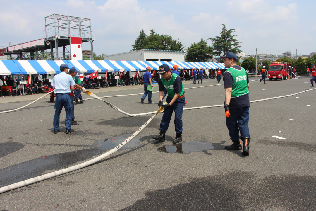 Fujisawa_Fire_D's tweet photo. 【消防団】消防団クイズ✨
Q:消防団の使うホース１本の長さは？
①5ｍ
②20ｍ
③100ｍ
→答えは②！ポンプから火災現場まで、何本も繋ぎ合わせて水を出すため、消防車にはたくさんのホースが積んであります🚿🚒

＃いつもありがとう消防団　＃消防団を知ってほしい　＃藤沢市消防団　＃消防団 https://t.co/va7MNgQpEJ