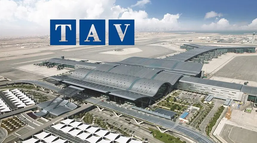 MustafaOguz93's tweet photo. #TAVHL

TAV Havalimanları Holding A.Ş.

1. Şirket ne yapıyor?

TAV, bir havayolu şirketi değil bir havalimanı işletmecisi. İş modeli imtiyaz (konsesyon) sözleşmelerine dayanıyor: devletlerden belirli bir süre için havalimanı işletme hakkı alıyor, karşılığında kira/pay ödüyor, o süre boyunca terminal işletmeciliği, yer hizmetleri, gümrüksüz satış (duty-free) ve yiyecek-içecek gelirlerini kendi bünyesinde topluyor.

Coğrafi ayak izi geniş: #İstanbul, #Ankara, #Antalya (yeni terminal — "BTA" olarak anılıyor), #Almatı (#Kazakistan), #Tiflis (Gürcistan), #Üsküp (Kuzey Makedonya) ve birkaç ülke daha. Bu, tek bir ülkenin turizm/siyasi riskine bağımlılığı azaltan bir yapı  ama aynı zamanda çoklu döviz kuru ve çoklu regülasyon riski de getiriyor.

Neden bu iş modeli önemli: İmtiyaz sözleşmeleri uzun vadeli ve öngörülebilir nakit akışı sağlar bir havalimanına rakip havalimanı açmak neredeyse imkânsız olduğu için giriş bariyeri çok yüksek. Ama aynı madalyonun öbür yüzü: konsesyon süresi dolduğunda yeniden müzakere riski var (Tiflis'te tam da bunu yaşıyorlar, aşağıda detay var).

2. Gelir ve kârlılık trendi 
5 çeyrek (TTM bazında, TL)
Aşağıya tablo olarak ekledim👇

İlk bakışta güzel bir tablo: ciro, brüt kâr, FAVÖK ve faaliyet kârı her çeyrekte (TTM bazında) yeni zirve yapıyor kesintisiz büyüme çizgisi. Ama net kâr sütununa bakınca iş değişiyor: dalgalı, hatta çeyreklik bazda zaman zaman zarar var (aşağıda göreceğiz). Bu fark, TAV'ı anlamanın anahtarı: operasyonel iş sağlam, ama finansman gideri ve kur etkisi kâr çizgisini sarsıyor.

Çeyreklik net kâr mevsimsellik gerçeği

Çeyreklik (TTM değil, o çeyreğe ait) net kâr rakamlarına bakınca net bir mevsimsellik çıkıyor:

2025/06 (2Ç): -13 milyon TL (zarar)
2025/09 (3Ç, yaz sezonu zirvesi): +6,31 milyar TL (güçlü kâr)
2025/12 (4Ç, kış): -1,08 milyar TL (zarar)
2026/03 (1Ç, kış): -2,89 milyar TL (zarar)
2026/06 (2Ç, toparlanma): +3,76 milyar TL (kâr)

Bu bir alarm değil  havacılık ve turizm işinin doğası. Yaz ayları (2-3. çeyrek) yolcu trafiğinin ve gümrüksüz satışın zirve yaptığı dönem; kış ayları yapısal olarak zayıf. Ama bunu bilmeden tek bir çeyreğe bakıp "TAV zarar ediyor" ya da "TAV muhteşem kâr ediyor" demek, resmi yanlış okumak olur.

3. Maliyet yapısı ve marj baskısı burada dikkat etmen gereken bir şey var
Şirketin kendi Euro bazlı yönetim raporlamasından (uluslararası operasyonları nedeniyle TAV iç raporlamasını EUR üzerinden yapıyor), 2026 ilk yarısını 2025 ilk yarısıyla kıyaslayınca:
Kalem 6A 2025 6A 2026 Değişimlerini aşağıya tablo olarak ekliyorum 👇

Burada dikkatini çekmek istediğim şey şu: ciro %5 büyürken, gider %6 büyümüş  yani gider ciroyu geçmiş. Şirketin kendi açıklaması bunun esas olarak personel giderleri ve yiyecek-içecek maliyet artışından kaynaklandığını söylüyor. Bu, "büyüyoruz ama daha az verimli büyüyoruz" demek. Tek bir yarıyıl için endişe verici değil ama takip edilmesi gereken bir çizgi.

4. Bilanço ve borçluluk altyapı şirketi için normal mi, fazla mı?

30 Haziran 2026 itibarıyla (TL):
Kalem Tutar Nakit ve Nakit Benzerleri 16,33 milyar   
Net Borç 90,37 milyar   
Toplam Finansal Borçlar 110,98 milyar   
Toplam Varlıklar 265,83 milyar   
Toplam Özkaynaklar 82,65 milyar   
Kısa Vadeli Yükümlülükler 54,07 milyar   
Uzun Vadeli Yükümlülükler 129,11 milyar
Net Borç / FAVÖK (TTM) = 90,37 / 28,29 ≈ 3,19x.

Bu rakamı yorumlarken şunu bilmen lazım: havalimanı/altyapı işletmecileri için 3-4x civarı kaldıraç sektör normlarına göre alışılmadık değil imtiyaz sözleşmeleri uzun vadeli, öngörülebilir nakit akışı sağladığı için bu tür şirketler daha yüksek borçla çalışabilir (Damodaran'ın altyapı/regüle varlık değerlemesinde vurguladığı nokta tam bu: düşük iş riski, yüksek finansal kaldıraç toleransı). Ama "normal" demek "risksiz" demek değil özellikle borcun döviz cinsinden olduğu ve TL'nin değer kaybettiği dönemlerde bu kaldıraç iki tarafı da keskin bir kılıca dönüşür.

EUR bazlı raporlamada net borç (ortaklara borç dahil) €1.779mn'dan €1.833mn'a çıkmış (+%3) kontrollü ama yükselen bir seyir.

5. Nakit akışı tezin en kritik satırı burada

Bu, bence tüm tablonun en önemli kalemi ve çoğu yüzeysel analizde atlanan yer:

Kalem 6A 2025 6A 2026 Değişim 
Faaliyetlerden Nakit Akışı €61,6mn €25,2mn -%59   Yatırım Harcamaları (capex) €74,2mn €84,7mn +%14   Serbest Nakit Akışı +€12,4mn -€48,4mn Negatife döndü
Aşağıya yine tablo halinde ekliyorum 👇

Serbest nakit akışı (FCF) negatif. Yani şirket, operasyonlarından elde ettiğinden daha fazlasını yatırıma harcıyor. Bunun iki nedeni var, ikisi de açıklanabilir ama önemli:
Faaliyetlerden nakit akışı düştü işletme sermayesi değişimleri (muhtemelen mevsimsel) etkili olmuş.
Capex arttı şirketin kendi açıklamasına göre esas olarak Tiflis imtiyaz süre uzatımıyla ilgili peşin ödemeler ve inşaat hazırlık harcamaları.

Bunu nasıl okumalısın: Negatif FCF tek başına kötü haber değil  bir şirket geleceğe yatırım yapıyorsa (yeni konsesyon, yeni terminal) bu geçici ve stratejik olabilir. Ama negatif FCF + yükselen borç birleşince, "bu yatırımların karşılığını ne zaman, ne kadar alacağız" sorusu tezin merkezine oturuyor. Bu, izlenmesi gereken bir çizgi bir sonraki çeyrekte FCF toparlanıyor mu, yoksa kalıcı bir örüntü mü oluyor, buna bakmak lazım.

6. Maaş hesapları TAV'ın insan gücü ölçeği
Sayıların arkasındaki insanlara bakalım, çünkü bu şirketin gerçek ölçeğini rakamlardan daha iyi anlatıyor:
Ortalama çalışan sayısı (H1 2026, TAV grup): 22.612 kişi geçen yılın aynı döneminde 21.473'tü, yani %5 artış.
Yolcu sayısı artışı aynı dönemde sadece %1 (47,6mn → 48,2mn).

Burada dikkat çeken şey: çalışan sayısı, yolcu sayısından 5 kat hızlı büyümüş. Bu tek başına bir alarm değil (Yeni Antalya operasyonlarının devreye girmesiyle açıklanabilir yeni terminal, yeni personel gerektirir) ama bir soru işareti bırakıyor: bu personel artışı yeni kapasiteye mi gidiyor, yoksa verimlilik mi kayboluyor? §3'teki marj daralmasıyla birlikte okununca, bu ikisinin aynı hikâyenin parçaları olduğunu görüyoruz.

Şimdi eğlenceli kısım ölçek hissi için:
TAV'ın TTM FAVÖK'ü 28,29 milyar TL. Günlüğe bölersen (28,29 mlr ÷ 365) günde yaklaşık 77,5 milyon TL FAVÖK üretiyor demek.

2026 net asgari ücret 28.075,50 TL. TAV'ın bir günlük FAVÖK'ü, yaklaşık 2.761 asgari ücretlinin bir aylık maaşına eşit.

Ya da çalışan başına bakalım: TTM FAVÖK'ü 22.612 çalışana bölersen, her bir TAV çalışanı yılda ortalama 1,25 milyon TL FAVÖK katkısı sağlıyor demek bu bir maaş değil, verimlilik/ölçek göstergesi, ama şirketin operasyonel gücünü hissettiriyor.

7. Büyümeyi kim sürüklüyor?

Şirketin kendi açıklamasına göre ciro ve FAVÖK büyümesinin arkasında üç ayak var:

Almatı (Kazakistan): Dış hat trafik artışı + tarife artışları.

Yeni Antalya (BTA): Yeni terminalin devreye girmesi — bu aynı zamanda yolcu başı gümrüksüz satışı €8,1'den €9,7'ye (%20 artış) taşıyan asıl neden.

Ankara: Yolcu artışı + yeni imtiyaz şartları (muhtemelen daha lehte bir pay/kira yapısı).

Buna karşılık dış hat (uluslararası) yolcu sayısı hafif düşmüş (-%1), iç hat ise güçlü büyümüş (+%5). Yani büyüme daha çok iç hat trafiğinden ve yeni kapasiteden geliyor, klasik "uluslararası turizm patlaması" hikâyesinden değil. Bu nüans önemli çünkü hikayenin neye dayandığını değiştiriyor.

8. Değerleme piyasa TAV'a nasıl bakıyor?

Çarpan                                  Değer     
Fiyat                                     285,25 TL   
Piyasa Değeri                    103,63 milyar TL   
F/K                                           19,27   
PD/DD                                     1,24   
FD/FAVÖK                               6,79   
ROIC                                       %9,49   
Fiili Dolaşım Oranı            %49,65

F/K 19,27 bu, THY'nin (F/K 3,7) çok üzerinde ama bu şaşırtıcı değil: THY düşük marjlı, sermaye yoğun bir havayolu; TAV ise imtiyaz bazlı, daha yüksek ve öngörülebilir marjlı bir altyapı işletmecisi. Farklı iş modelleri, farklı çarpan bantları hak eder ikisini doğrudan kıyaslamak yanıltıcı olur.

FD/FAVÖK 6,79 altyapı/havalimanı sektöründe global emsallerle kıyaslandığında (genelde 8-12x bandında işlem görürler) nispeten düşük sayılabilir, ama bu kıyası tam yapabilmek için global emsal verisine ihtiyaç var, onu bu analizde doğrulamadım.

Aracı kurum konsensüsü (Temmuz-Ağustos 2026, 8 kurum)

Kurum Hedef Fiyat Tavsiye     
AKM 507,00 Endeks Üstü   
ZRY 510,00 Al   
ACP 462,00 Al   
GDK 464,00 Endeks Üstü   
OYA 460,00 Endeks Üstü   
TAC 430,00 Al   
ANC 426,79 Al   
HSY 380,00 Al

Ortalama hedef fiyat ≈ 455 TL. Güncel fiyat 285,25 TL. Bu, ortalama %59,5 yukarı potansiyel demek. Ve dikkat çekici olan: 8 kurumun 8'i de pozitif (Al veya Endeks Üstü) hiç Tut/Sat yok. Bu, #BIST'te nadir görülen bir konsensüs birliği.

Bunu nasıl okumalısın: Bu kurumların görüşü, benim ya da senin görüşün değil. Yeknesak pozitif konsensüs bazen gerçek bir fırsatı yansıtır, bazen de "herkes aynı modele bakıyor" kör noktasını. İkisini ayırt etmenin yolu, kendi bağımsız analizini yapmaktan geçiyor  ki bu doküman tam olarak onun için.

9. Riskler olduğu gibi

Serbest nakit akışı negatife döndü (-€48,4mn) capex yükü nakit yaratımını aştı.

FAVÖK marjı daralıyor (%28,7→%28,2) personel ve F&B maliyetleri ciroyu geçti.

Net Borç/FAVÖK ~3,2x  sektör için normal ama döviz riskiyle birleşince kırılganlık yaratabilir.

Dış hat yolcu sayısı düşüyor (-%1)  uluslararası trafik zayıflığı, iç hat büyümesiyle örtülüyor ama altta yatan bir sinyal olabilir.

Çalışan sayısı artışı, yolcu artışından çok daha hızlı (+%5 vs +%1) maliyet disiplini sorusu açık.

Kâr yüksek mevsimsellik taşıyor çeyreklik bazda zarar dönemleri var, bu nakit akışı planlamasını zorlaştırır.

Tiflis konsesyon yeniden müzakeresi devam ediyor sonucu henüz netleşmemiş bir belirsizlik.

10. Fırsatlar olduğu gibi

Ciro, brüt kâr ve FAVÖK her çeyrekte (TTM bazında) yeni zirve yapıyor kesintisiz operasyonel büyüme.

Net kâr zarardan kâra döndü büyük ölçüde kur zararlarının azalmasıyla (TL'nin görece daha az değer kaybetmesi sayesinde).

Yolcu başı gümrüksüz satış %20 arttı Yeni Antalya'nın marj-pozitif etkisi güçlü.

Aracı kurum konsensüsü nadiren bu kadar birleşik ve pozitif.

İmtiyaz bazlı iş modeli yüksek giriş bariyeri, öngörülebilir uzun vadeli nakit akışı.

Coğrafi çeşitlendirme (TR + Kazakistan + Gürcistan + K. Makedonya) tek pazar riskini dağıtıyor.

ROIC %9,49 sermaye getirisi makul bir seviyede.

11. Kendi sistemim ne diyor?

Net Borç/FAVÖK: ~3,2x "dikkat" bandında, "kırmızı çizgi" değil ama izlenmeli.

ROIC: %9,49  pozitif, sermaye maliyetinin üzerinde olması muhtemel (WACC karşılaştırması bu analizde yapılmadı, ayrı bir çalışma gerektirir).

Nakit akışı testi: Bu çeyrek FCF negatif kendi disiplinimiz gereği bu tek başına bir "geç" sebebi değil ama bir sonraki çeyrekte tekrarlanırsa ciddiye alınmalı.

12. Sonuç  "yapmalı mıyız?" sorusuna dürüst cevap
Bu tez sana "al" ya da "alma" demiyor  ben bunu diyemem, demem de doğru olmaz. Ama elindeki tabloyu netleştireyim:

Sayılar ne diyor: 
Operasyonel olarak büyüyen, imtiyaz bazlı, coğrafi olarak çeşitlenmiş, kurumların neredeyse hiç görüş ayrılığı yaşamadığı bir şirket. Ama aynı anda: marjı daralan, nakit akışı bu çeyrek negatife dönen, kaldıracı yükselen bir şirket.

Asıl soru "yatırım yapmalı mıyım" değil, "hangi büyüklükte, hangi kural setiyle, hangi izleme disipliniyle" olmalı. Sabit hedef fiyat yerine, kendi çerçevenle sorman gereken sorular şunlar:

Net Borç/FAVÖK bir sonraki çeyrekte 3,2x'in üzerine mi çıkıyor, altına mı iniyor?

FCF toparlanıyor mu, yoksa kalıcı bir örüntü mü oluyor?

FAVÖK marjı %28,2'nin altına mı düşüyor?

Bu üç çizgiyi takip edersen, tez kendini bir sonraki çeyrekte yeniden yazar ya doğrular ya çürütür. Asıl güvenilir olan da bu: statik bir "al" çağrısı değil, güncellenen bir izleme disiplini.

Bu doküman veri derlemesi ve metodoloji anlatımıdır, kişiye özel yatırım tavsiyesi değildir.