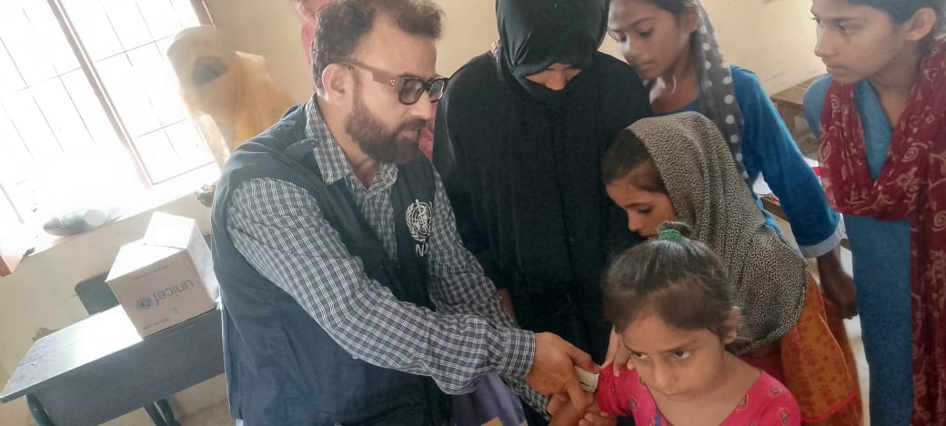 WHOPakistan's tweet photo. .@WHO staff is mobilized this week in selected districts of Sindh province to protect 1.3M children from paralytic   polio through a special campaign. Teams are administering polio drops &amp; booster doses of the injectable vaccine.
@WHO stands with Pakistan &amp; partners to #EndPolio https://t.co/s51clU1pcs