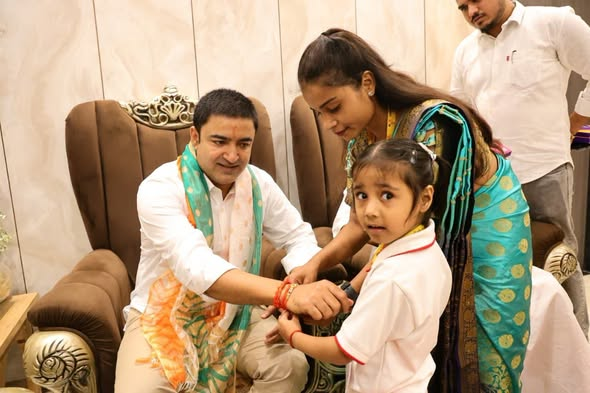 BJP4Abhijeet's tweet photo. रक्षाबंधन के पावन अवसर से जुड़ी दो आत्मीय खुशियाँ..
बिठूर आवास पर आयोजित रक्षाबंधन कार्यक्रम में क्षेत्र की बहनों ने स्नेहपूर्वक रक्षा सूत्र बांधकर अपना आशीर्वाद एवं अपनापन दिया। बहनों का यह प्रेम और विश्वास मेरे लिए सदैव अनमोल है।
इसी अवसर पर बिठूर निवासी हमारी छोटी बहन पल्लवी द्विवेदी जी को कृषि प्राविधिक परीक्षा उत्तीर्ण करने पर माननीय मुख्यमंत्री श्री @myogiadityanath जी द्वारा नियुक्ति पत्र प्रदान किया गया। मुख्यमंत्री जी ने नवनियुक्त प्रतियोगी छात्रों के साथ आत्मीयता से सेल्फी लेकर उनका उत्साह भी बढ़ाया।
आज बिटिया पल्लवी से भेंटकर उनकी इस महत्वपूर्ण उपलब्धि पर शुभकामनाएँ प्रेषित कीं और उज्ज्वल भविष्य की मंगलकामना की।
रक्षाबंधन के इस पावन पर्व पर बहनों का स्नेह और बिटिया की सफलता दोनों ही मेरे लिए गर्व और प्रसन्नता के क्षण हैं।
#RakshaBandhan #Bithoor #YogiAdityanath #NariShakti #Success 
@BJP4India @narendramodi @AmitShah @NitinNabin @BJP4UP