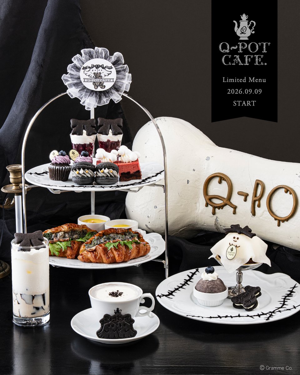 QpotCAFE's tweet photo. 9月9日(水)より
ハロウィンメニューがスタート🪄
https://t.co/OHbWi0JIRG
Q-pot. 2026 HALLOWEEN
「TWINS GHOSTS」がダークなスイーツに。

🖤表参道 ご予約
https://t.co/MBgL6rMnTa

🤍日比谷 ご予約
https://t.co/pvX3uTEdMj

※10/15ご利用分までご予約可、
10/16ご利用分以降は10/2受付開始予定 https://t.co/T2n9nQOlUa