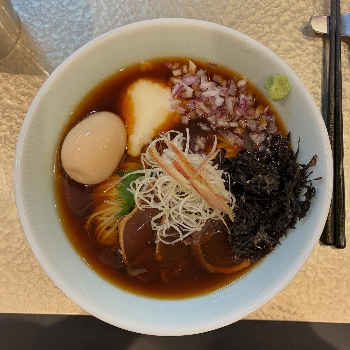 sasuke396ttcl's tweet photo. نبوش جان تخم مرغ و نمک رو مخلوط کنید و بعد شیر و کره ارو اضافه و یکدست کنید ، آرد و بکینگرای اینکه شبیه به گل شه از ته کفگیر چوبی استفاده کنید. هم میتونید روی شیرینی هاتون پودر قند الک کنید و هم‌میتونید داخل شهدی که درست کردین بزارید زیبایی این شیرینی های کوک مگی واقعا چشمگیره https://t.co/EuIu7rc48Y
