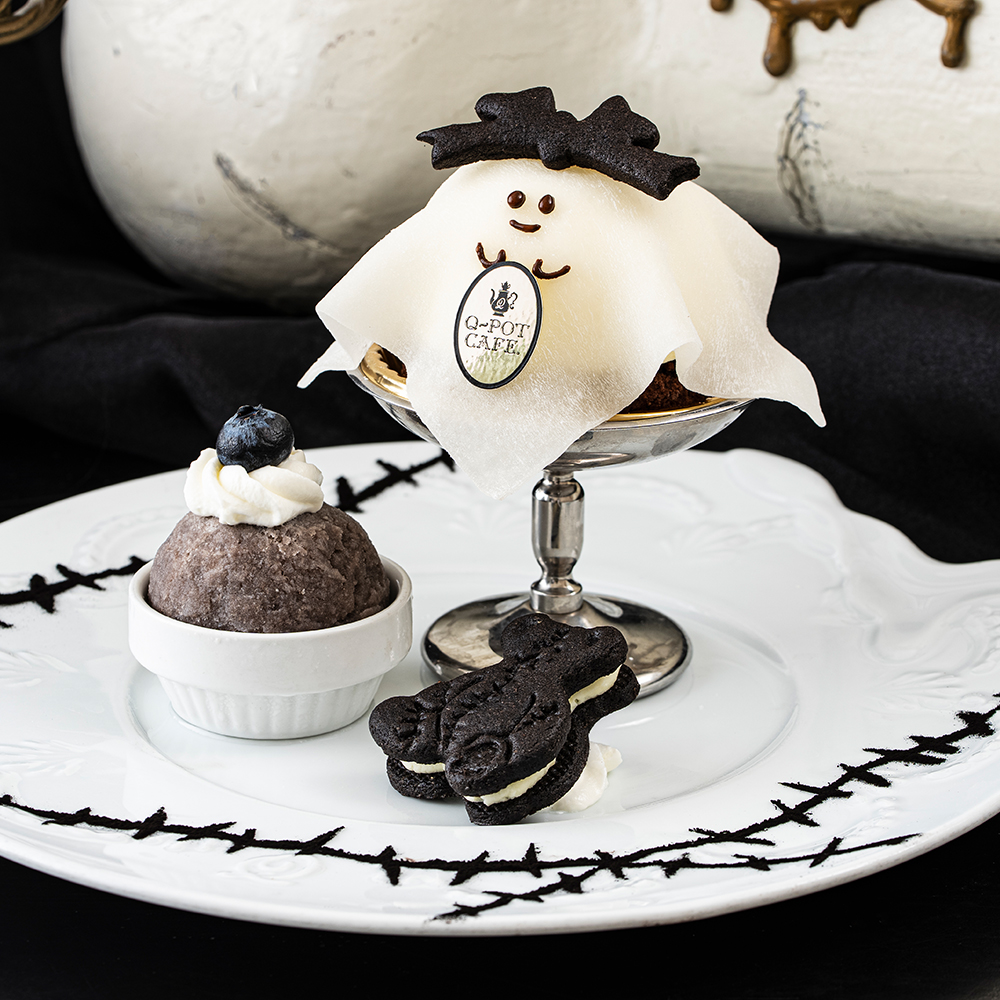 QpotCAFE's tweet photo. 9月9日(水)より
ハロウィンメニューがスタート🪄
https://t.co/OHbWi0JIRG
Q-pot. 2026 HALLOWEEN
「TWINS GHOSTS」がダークなスイーツに。

🖤表参道 ご予約
https://t.co/MBgL6rMnTa

🤍日比谷 ご予約
https://t.co/pvX3uTEdMj

※10/15ご利用分までご予約可、
10/16ご利用分以降は10/2受付開始予定 https://t.co/T2n9nQOlUa