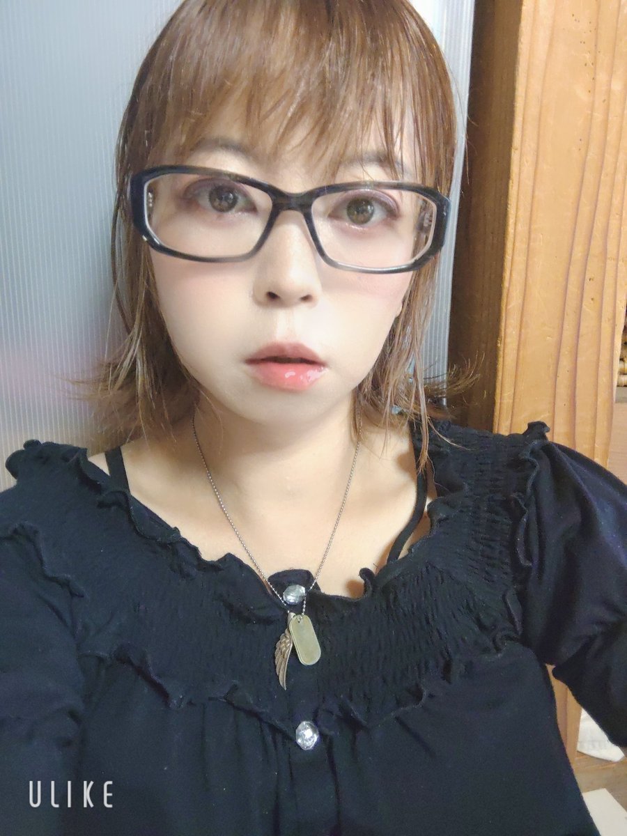 EmilandAbe's tweet photo. 割と風呂キャン人間だけど(なかなか動けん)、髪キレイにしたから撮ってみた←GATSBYのボディシート必須
メガネ形は好きなんだけど、鼻が低いから鼻低くても大丈夫なメガネが欲しい。
服は10年以上前の物。可愛くて未だにお気に入り！
髪色は大分明るい。黒髪もいいけど、明るいのも気分変わるなぁと。 https://t.co/C5ZfNwcH6r