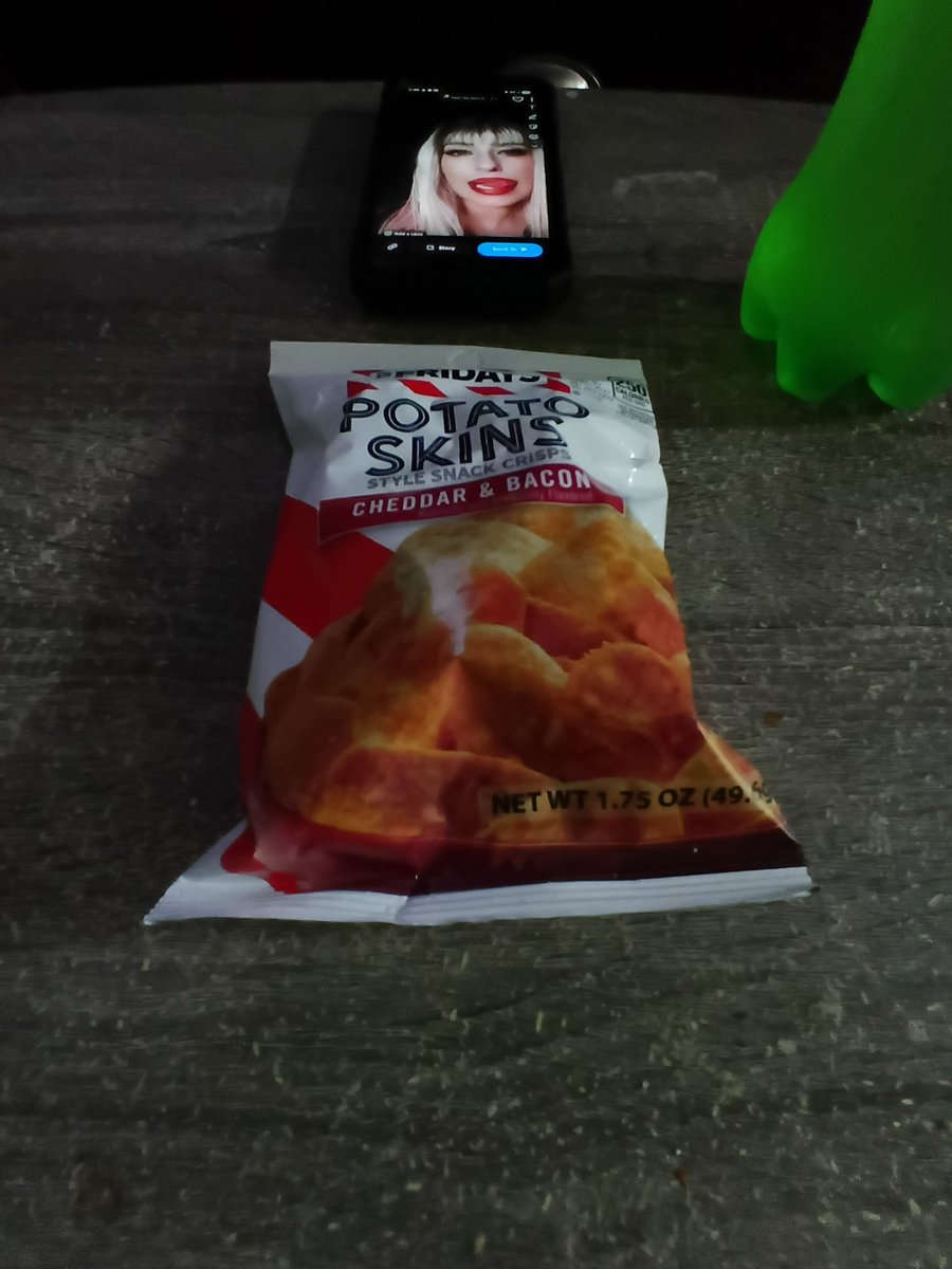 HungVampBrian's tweet photo. #LauraJackson #DefByTemptation1990 #TGIFridays #TGIFridaysPotatoSkinsCheddarAndBacon #MtnDew #MountainDew #125Liter https://t.co/a8F83VimqT