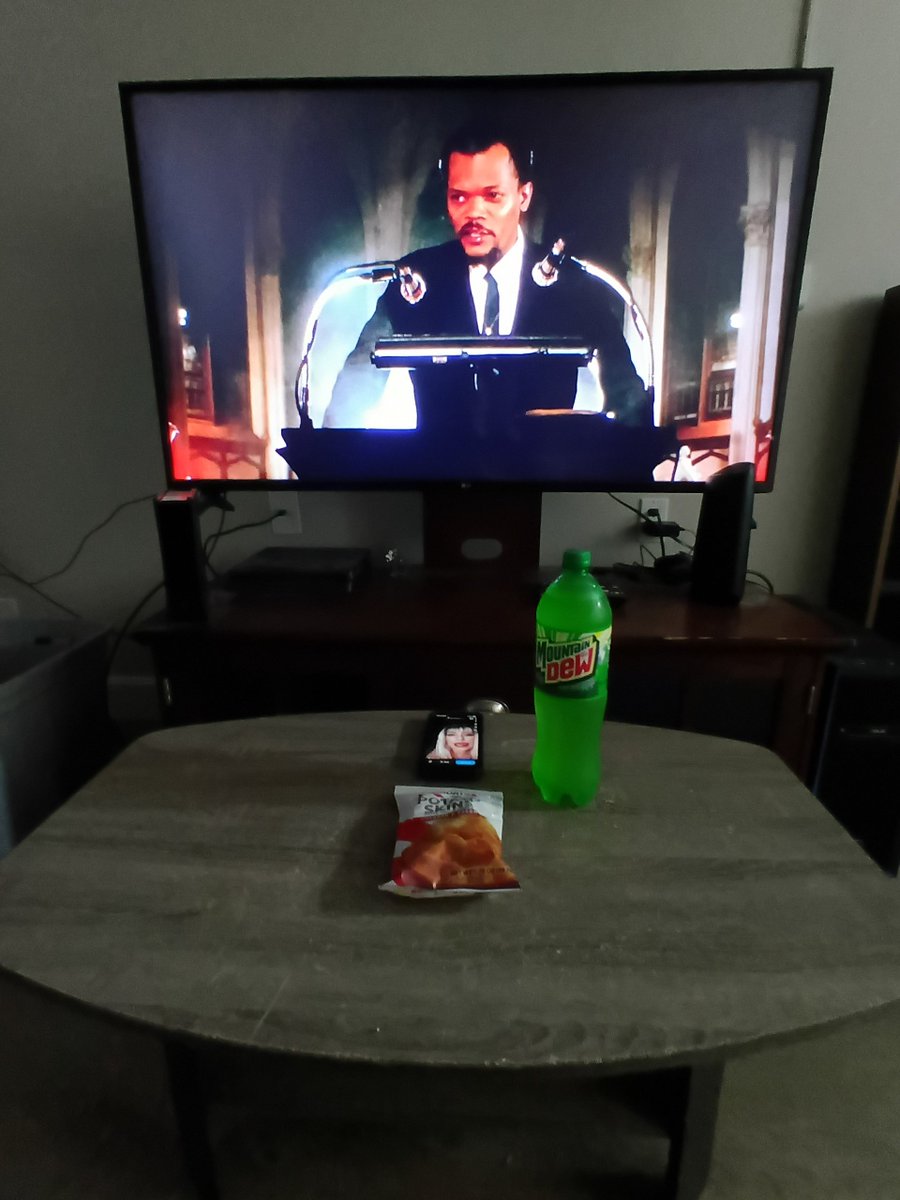 HungVampBrian's tweet photo. #LauraJackson #DefByTemptation1990 #TGIFridays #TGIFridaysPotatoSkinsCheddarAndBacon #MtnDew #MountainDew #125Liter https://t.co/a8F83VimqT