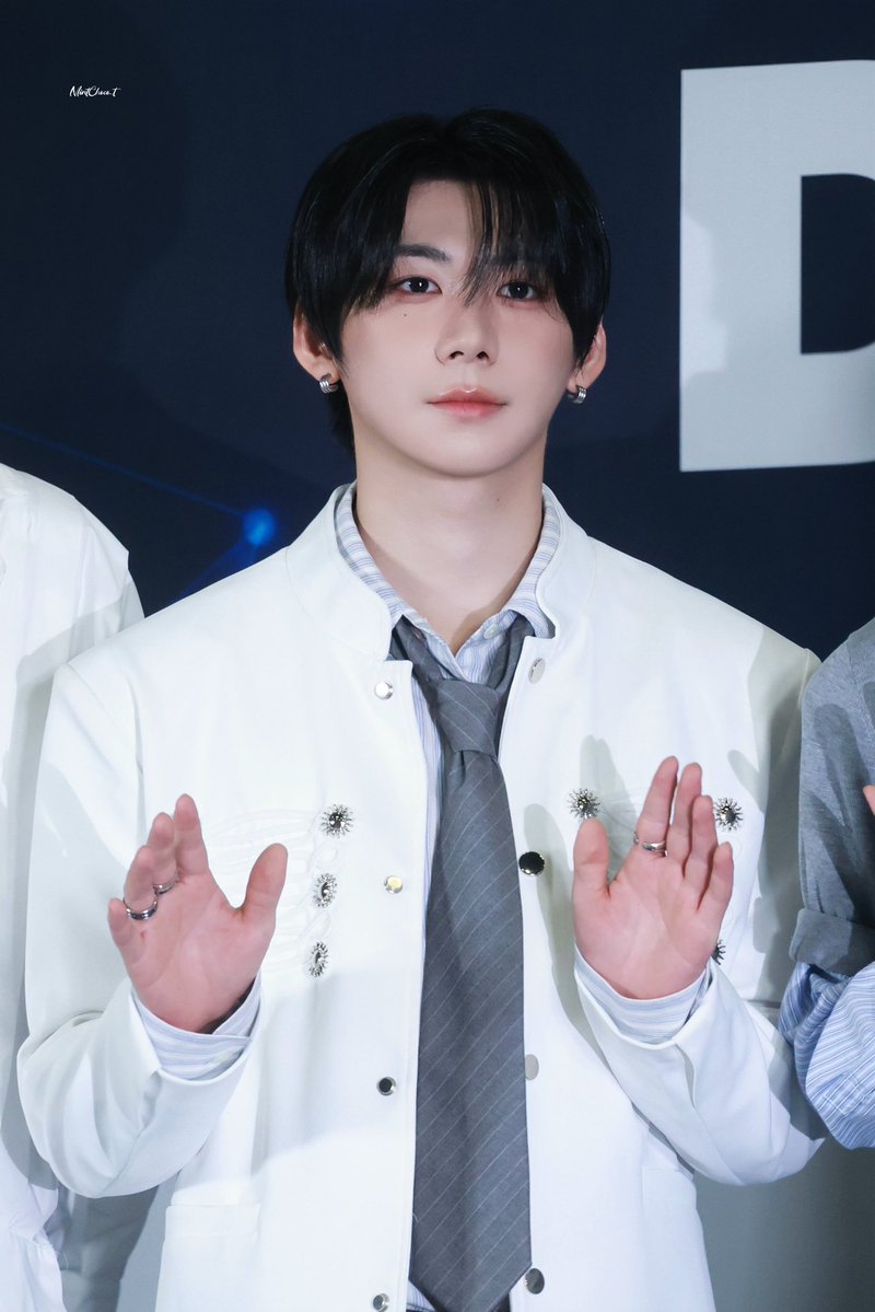 MintChoco__t's tweet photo. 260827
KWDA BLUE CARPET

#AHOF #아홉
#박한 #PARKHAN #HAN https://t.co/EcWKaceEmJ