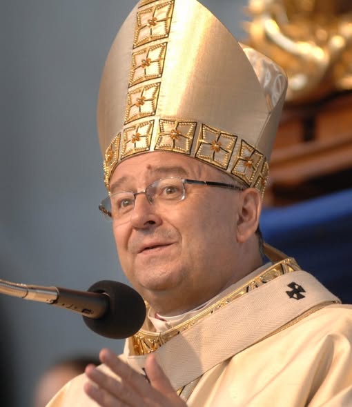 Darekbrzoza's tweet photo. W 2018 r. zmarł płk. SB Alojzy Perliceusz. Miał osiągnięcia. To on zwerbował młodego księdza Józefa Życińskiego, późniejszego abp. i kanclerza KUL. Ale i w III RP nic się nie stało panu Alojzemu. Był prezesem spółdzielni mieszkaniowej w Piotrkowie. Do końca z sutą emeryturą i wypłatą w spółdzielni. I tak widzicie trwa III RP ... jako swoisty post PRL.
Obaj Panowie tj. Perliceusz i abp Życiński byli przeciwnikami lustracji - to oczywiste. Obaj się wspomagali w III RP. Piękne było motto bpa Józefa Życińskiego. "In Spiritu et Veritate" (W Duchu i Prawdzie). Realizację widzieliśmy w uderzaniu w księdza Tadeusz Isakowicz-Zaleski kiedy publikował książkę o lustracji w Kościele Katolickim.
Przeglądałem ostatnio akta IPN-u aż 577 osób z organów bezpieczeństwa urodziło się w Częstochowie i robili kariery w całym kraju, ale najciekawsze są nazwiska kilkunastu rodzin częstochowskich, które rozpoczęły w latach 40 - tych współpracę ze bezpieką i władzą ludową likwidując https://t.co/NS6TdplxPj. podziemie niepodległościowe i mordując ludzi. I wiecie co? Tak zaczęła się niesamowita i wspaniała kariera wielu z tych rodzin w różnych, prestiżowych zawodach i ich dzieci, wnukowie do dziś świetnie tam sobie radzą. Te rodziny po 50-70 latach nadal się wspierają. Niektóre to "elita" w naszym mieście. Dziadziuś kryminalista, morderca a syn, wnuki ... dokładnie przyglądajcie się "genealogii" ludzi z systemu władzy PRL. Ta siła nadal istnieje i nadal ma sporo do powiedzenia. Kiedyś napiszę o paru kumplach, którzy mordowali ludzi UB Częstochowa i Radomsko i ... może zrobimy wywiad z ich potomkami, którzy bardzo wiele tym morderstwom zawdzięczają, bo to początek karier wysokich w bardzo rożnych zawodach, prawniczych, lekarskich, na uczelniach itd. Zamkniętych przez lata dla zwyczajnych ludzi. Otwartych dla dzieci zbrodniarzy z lat 40 i 50 - tych z aparatu bezpieczeństwa. Oj zdziwicie się jakie tam są nazwiska ...
PS / oczywiście niektórzy np. zmienili jedną literkę w nazwisku po 1989 roku albo nazwisko w ogóle, ale ... dało się dotrzeć do niektórych. Pomyślcie o takiej książeczce ... Pisać?
TJ Tomasz Jaskóła