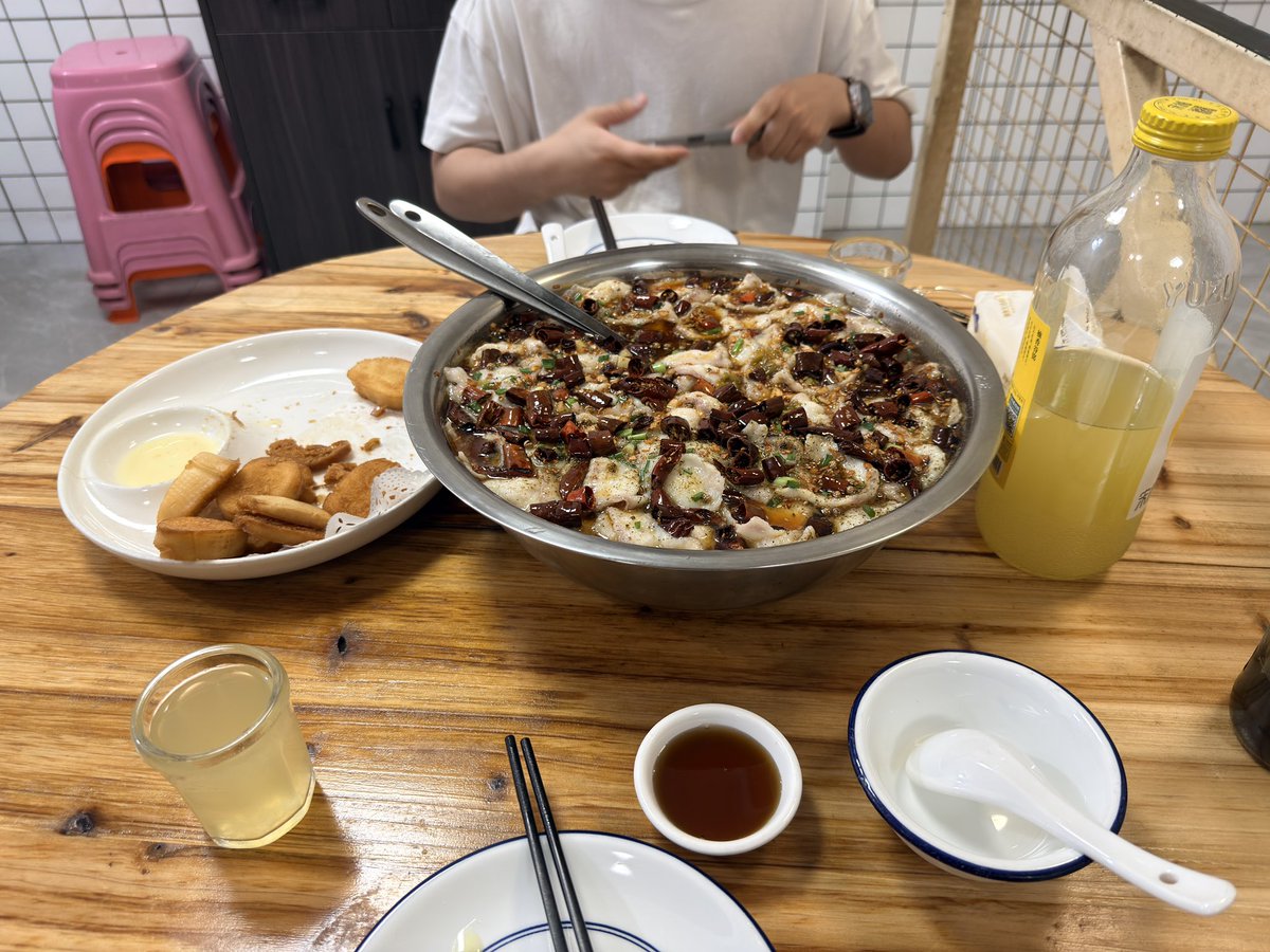HyShangyang's tweet photo. 脸盆吃酸菜鱼了 https://t.co/sMQhI7OTdp