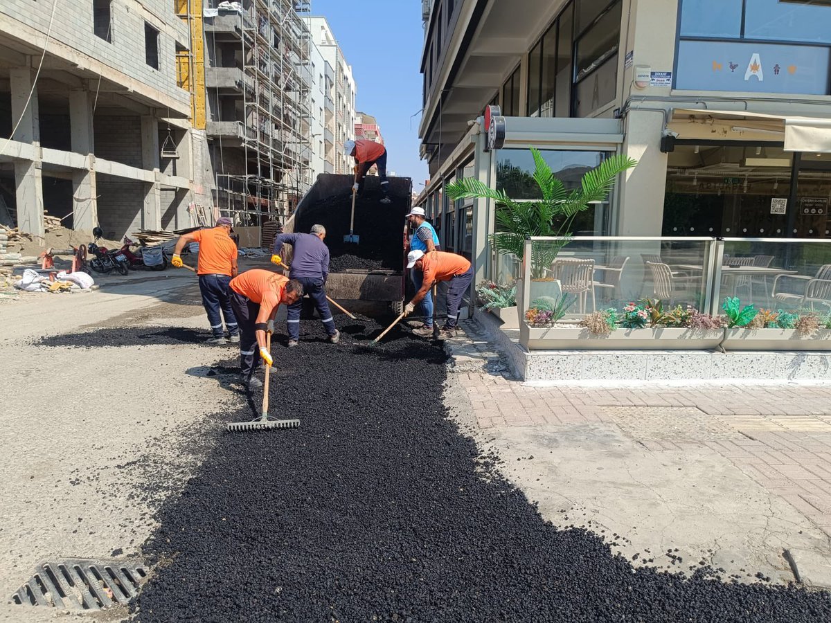 viransehir_bld's tweet photo. YOLLARIMIZI GÜÇLENDİRİYOR, ULAŞIMI RAHATLATIYORUZ

Viranşehir’in ulaşım ağını güçlendiren yatırımlarımıza kararlılıkla devam ediyoruz.
Bu kapsamda, Yenişehir Mahallesi 15. Cadde ve 1618. Sokak’ta asfalt onarım, Atatürk Mahallesi 2826. Sokak’ta ise parke taşı onarım çalışmalarını Fen İşleri Müdürlüğü ekiplerimizce sürdürüyoruz.

Kentimizin ulaşım altyapısını daha güçlü ve güvenli hale getirmek için ihtiyaç duyulan her noktada çalışmalarımız kararlılıkla devam edecektir.
