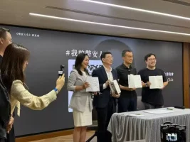 wei1784201's tweet photo. 《币安人生》10条金句摘录，句句带光，句句给人力量👇

1️⃣ 别只管理“做什么”，更要管理“不做什么”。时间有限，砍掉八卦与消耗。

2️⃣ 创造10分价值，只拿8分。长期坚持，钱会多到难以想象。

3️⃣ 道德红线碰都别碰。对用户，永远做对的事，而不是容易的事。

4️⃣ 到场就是赢了一半。永远别中断自己的惯性势头。

5️⃣ 谷底不可怕，继续走，就能出来。

6️⃣ 成功不看你做多少事，看你在少数事上做得多深。

7️⃣ 短期赢会抹杀长期赢。学会玩无限的游戏。

8️⃣ 信誉比钱更稀缺。时间、健康、人脉才是真正有限的资源。

9️⃣ 别只砌墙，要想着你在盖教堂。对结果全权负责。

🔟 If you can, you must. 还能做，就继续做。

第9句，送给自己，也送给你。
#我的币安人生
