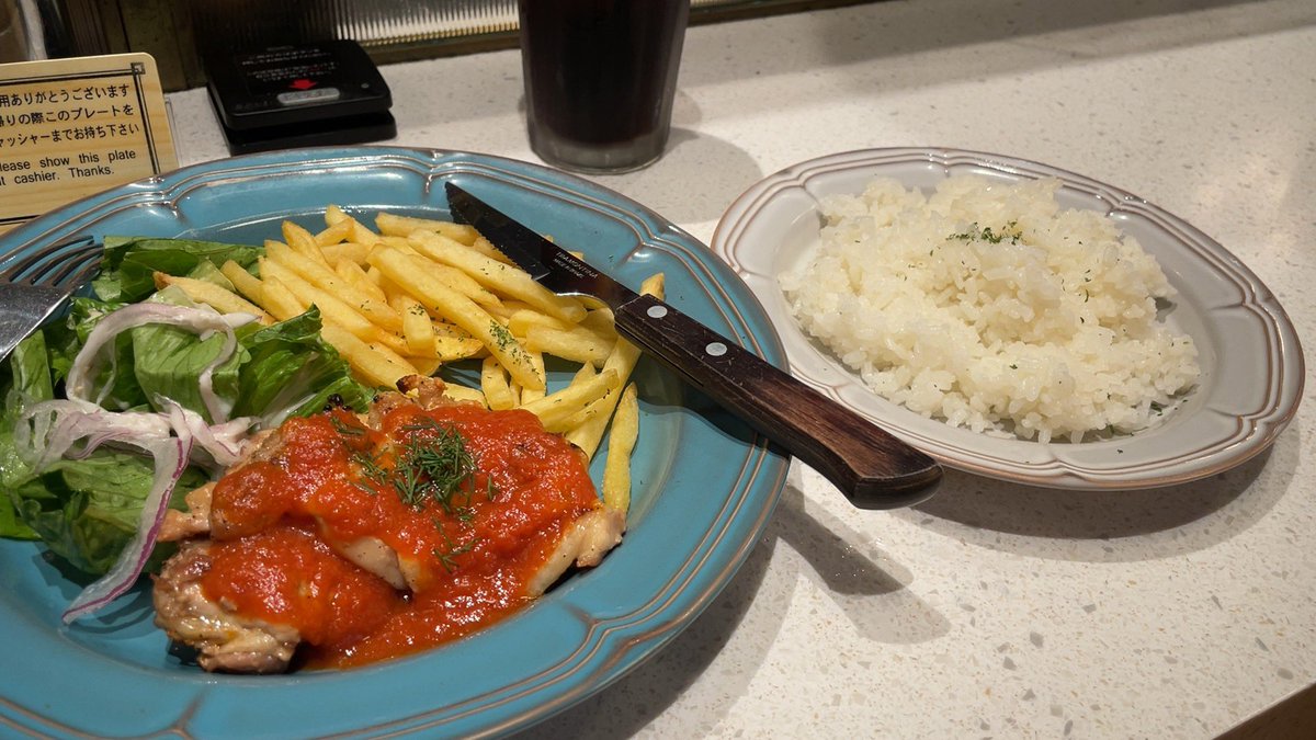manya_su's tweet photo. marunouchi BASEでランチ🍽️
いつも通り料理はぬるく、お冷が謎に少ない。誰かの飲みかけ🤣？
客席に空きがあるのに、一旦(5分くらい)店の外で待つシステムも、外が暑くて地味に辛かったっす🥹
とはいえ、新メニューのチキンオーバーライスが気になりました！✨
#第一興商　#DKダイニング https://t.co/ZxlkElWE2Z