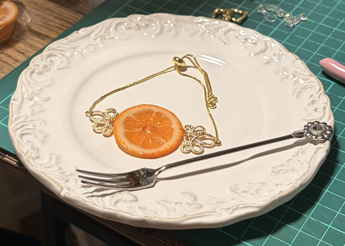 Dishwithsweets's tweet photo. 薄いオレンジちゃんでブレスレットの試作を作っておりました^o^
レジンで表側、裏側とコーティングしたりと、色々しています♬
ちょっと、金具が大きいかしら？？
もっと華奢な感じにしたいので、もう少し改良してみようと思います♡
#ハンドメイド https://t.co/EA2SAy9Giv