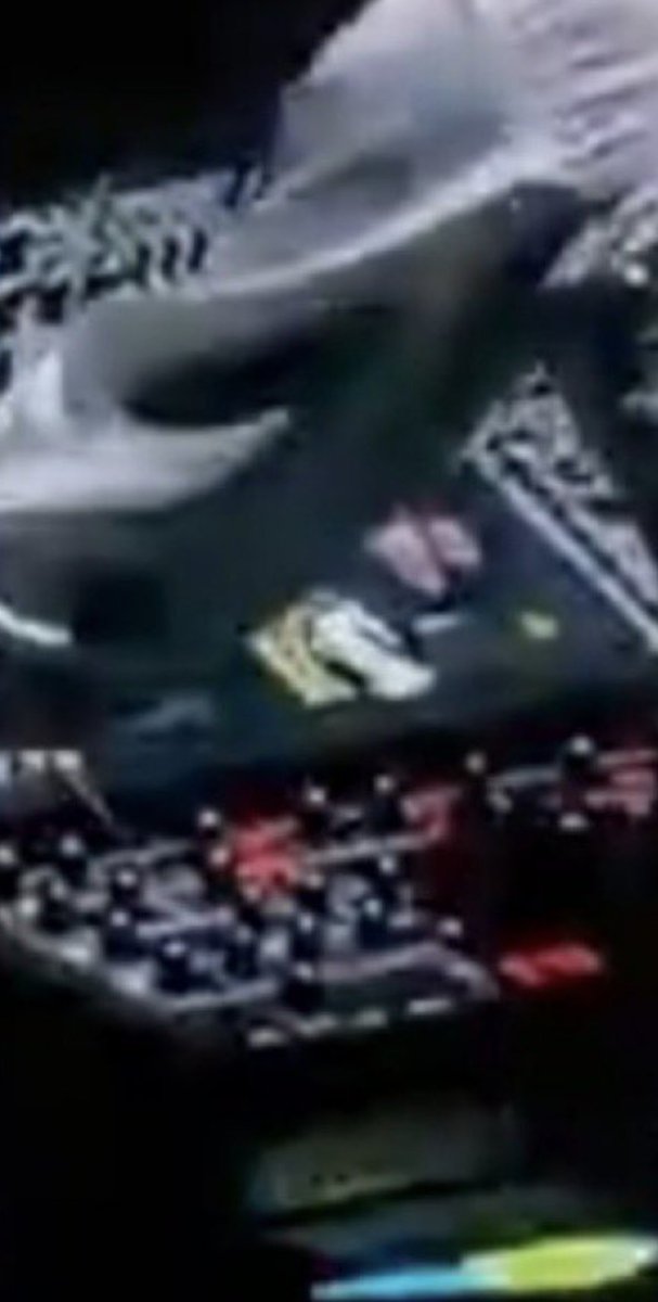 Larrieallalong_'s tweet photo. First pic: The one that's actually from the video.
Second pic: A clearly edited pic.

You can literally see that the two pictures are completely different. See how easy it is to spread lies and a false narrative? https://t.co/cvLPf5S9ql