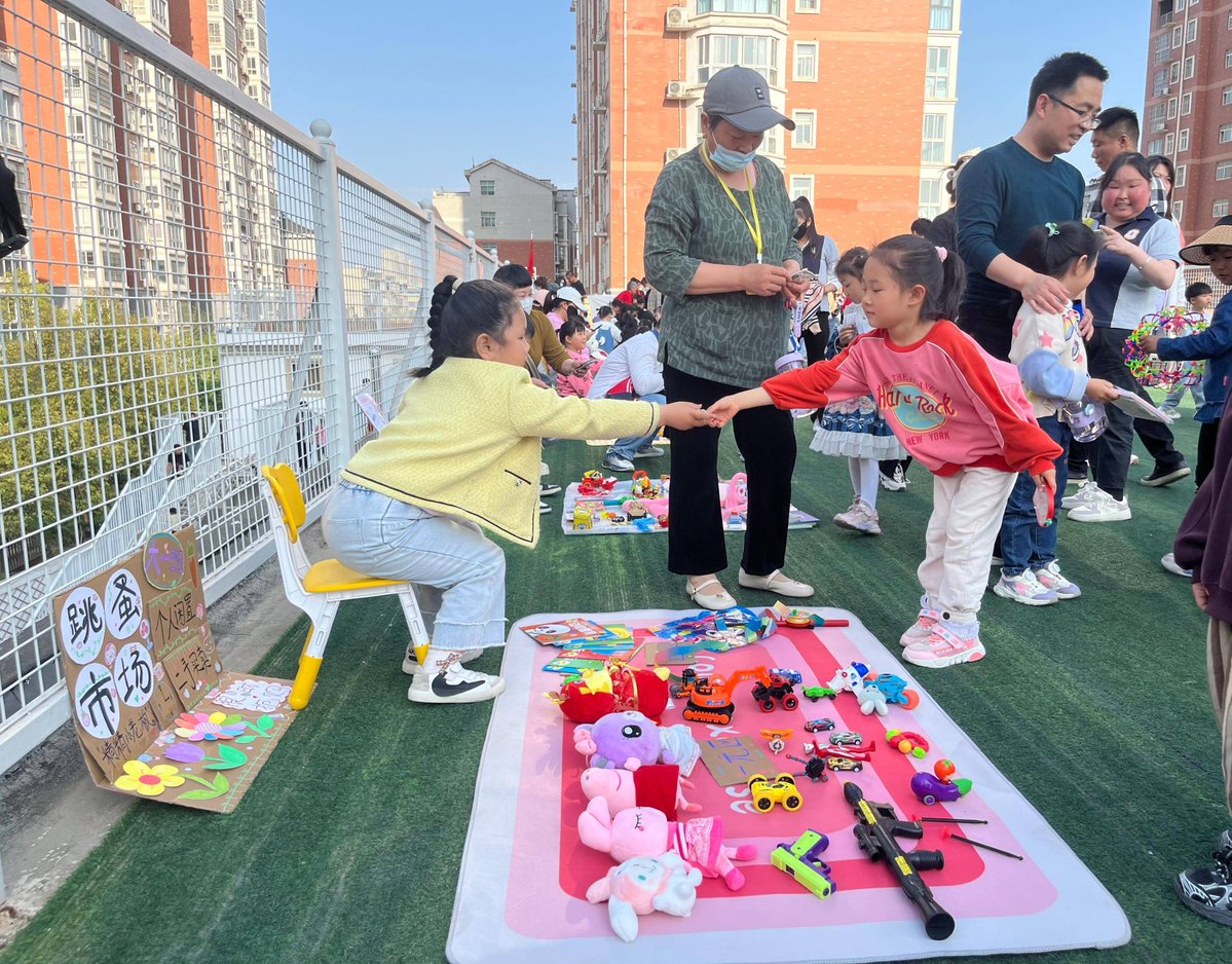 teids370222's tweet photo. Domingo de trueque comunitario! Intercambia libros, juguetes y objetos útiles sin gastar nada. Te esperamos en la plaza principal de 10 a 14 h. https://t.co/bzwOnDECsC