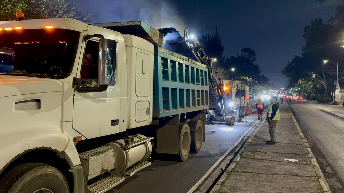GobCDMX's tweet photo. 🚧 Cuadrillas de la @SOBSECDMX avanzan con labores de repavimentación en el carril confinado del Metrobús de la Línea 4 en el Eje 1 Norte como parte de las acciones del Gobierno de la Ciudad de México para mantenimiento. Así, aseguramos una movilidad eficiente y cuidamos tus trayectos cotidianos en la #CapitalDeLaTransformación. 🫀✨

#Pavimentación #Movilidad