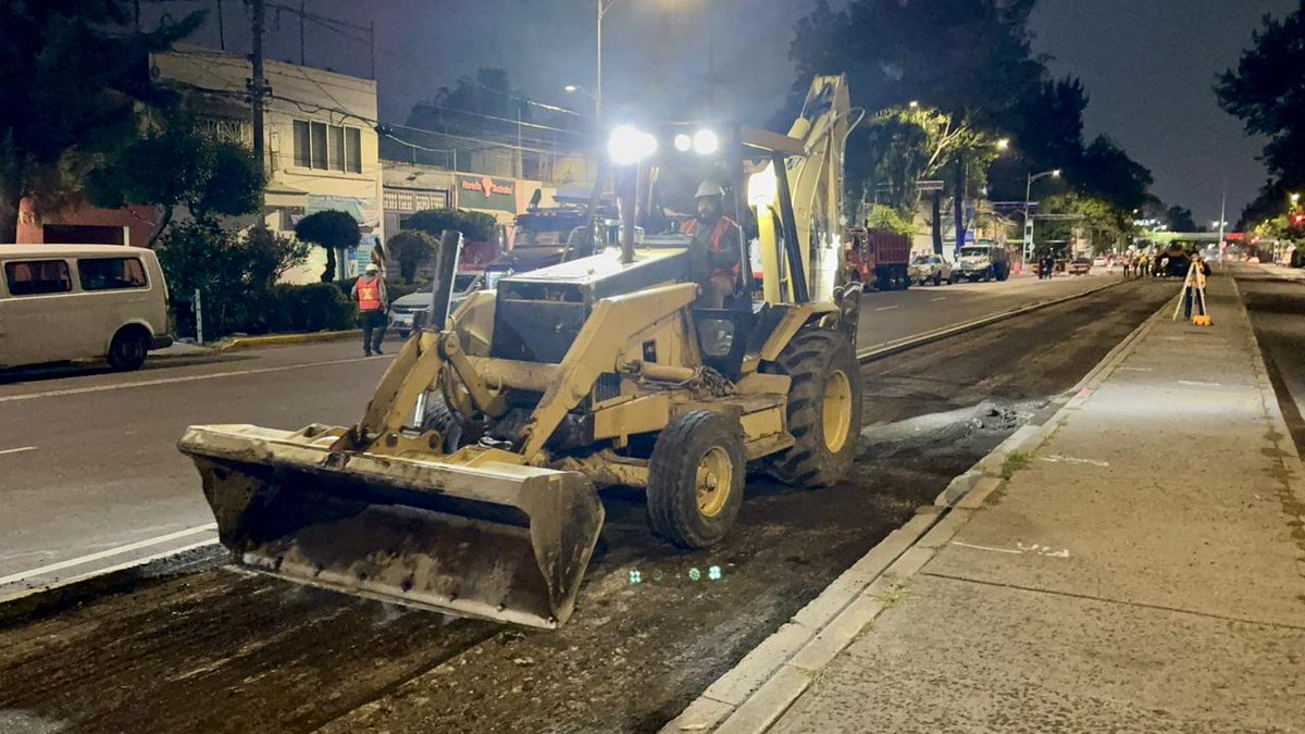GobCDMX's tweet photo. 🚧 Cuadrillas de la @SOBSECDMX avanzan con labores de repavimentación en el carril confinado del Metrobús de la Línea 4 en el Eje 1 Norte como parte de las acciones del Gobierno de la Ciudad de México para mantenimiento. Así, aseguramos una movilidad eficiente y cuidamos tus trayectos cotidianos en la #CapitalDeLaTransformación. 🫀✨

#Pavimentación #Movilidad