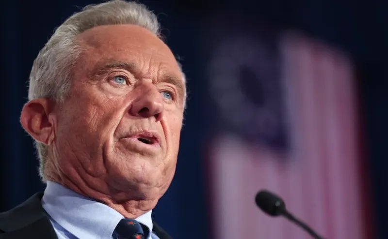 kripp_m's tweet photo. RFK Jr. bestätigt: Dieser Impfstoff enthält „Milliarden“ von DNA-Stücken abgetriebener Babys

RFK Jr. erklärte, der MMR-Impfstoff enthalte etwa „646 Milliarden“ DNA-Stücke aus einer Zelllinie eines abgetriebenen Babys, und korrigierte damit den linksgerichteten Gouverneur von Pennsylvania.

👉Der Minister für Gesundheit und Soziales (HHS), Robert F. Kennedy Jr., kritisierte am Dienstag den demokratischen Gouverneur von Pennsylvania, Josh Shapiro, scharf dafür, dass er religiöse Ausnahmen bei Impfungen ablehnt, und bestätigte zudem, dass bei der Herstellung des Impfstoffs gegen Masern, Mumps und Röteln (MMR) Gewebe von abgetriebenen Babys verwendet wurde.
„Bei seiner heutigen Pressekonferenz warf mir der Gouverneur von Pennsylvania, Josh Shapiro, vor, Verschwörungstheorien zu verbreiten, weil ich ihm während eines früheren Telefongesprächs gesagt hatte, dass einige Amerikaner religiöse Einwände gegen den MMR-Impfstoff hätten, da dieser fötales Gewebe enthalte. ‚Im MMR-Impfstoff ist kein fötales Gewebe enthalten‘, sagte er mir“, berichtete Kennedy in einem ausführlichen Beitrag auf X.
Hier weiterlesen 👇
https://t.co/GTjpwl8ukP