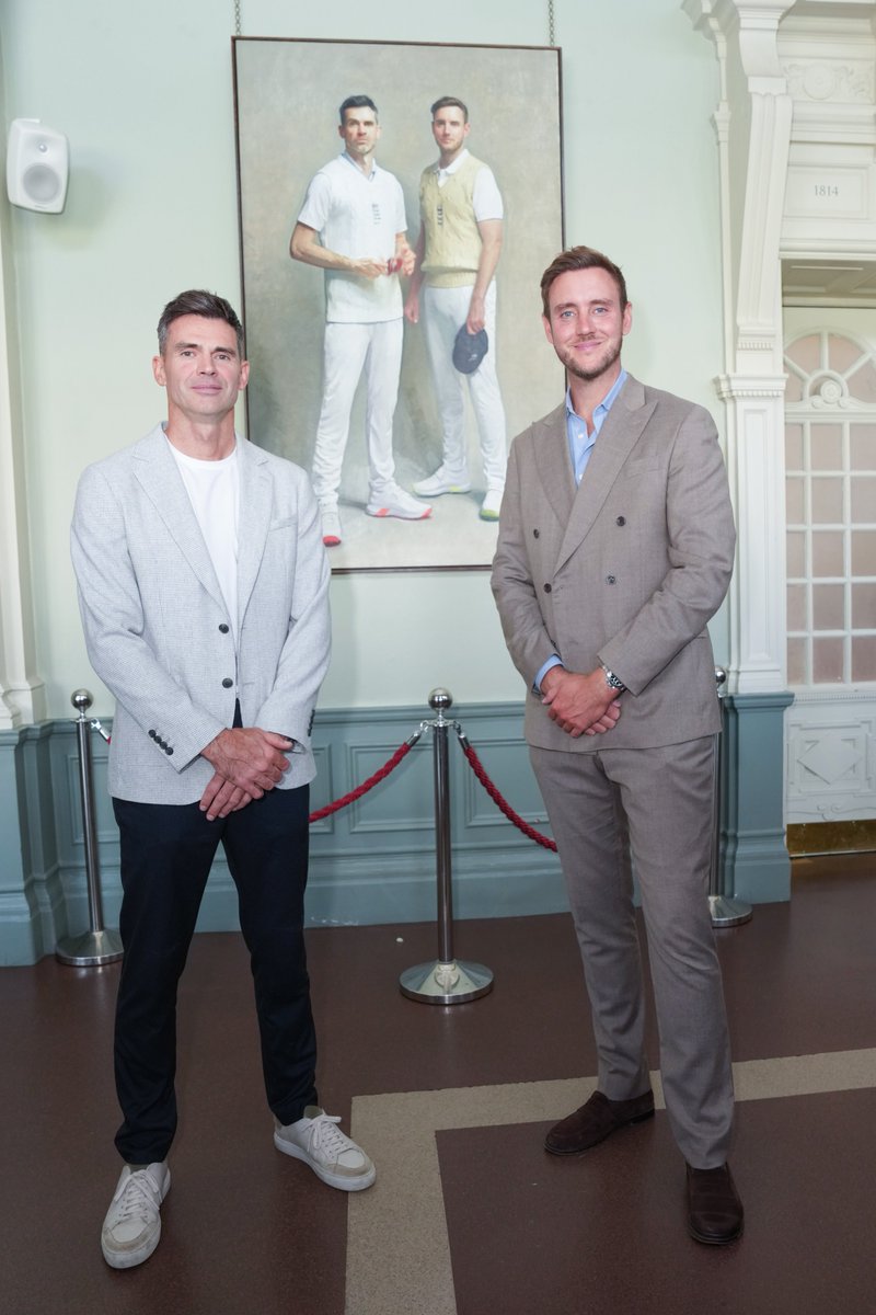 OneCricketApp's tweet photo. Two England legends, side by side at Lord’s. 🖼️
James Anderson and Stuart Broad have been immortalised in a stunning painting.
#JamesAnderson #StuartBroad #Lords https://t.co/wwodJDemVa