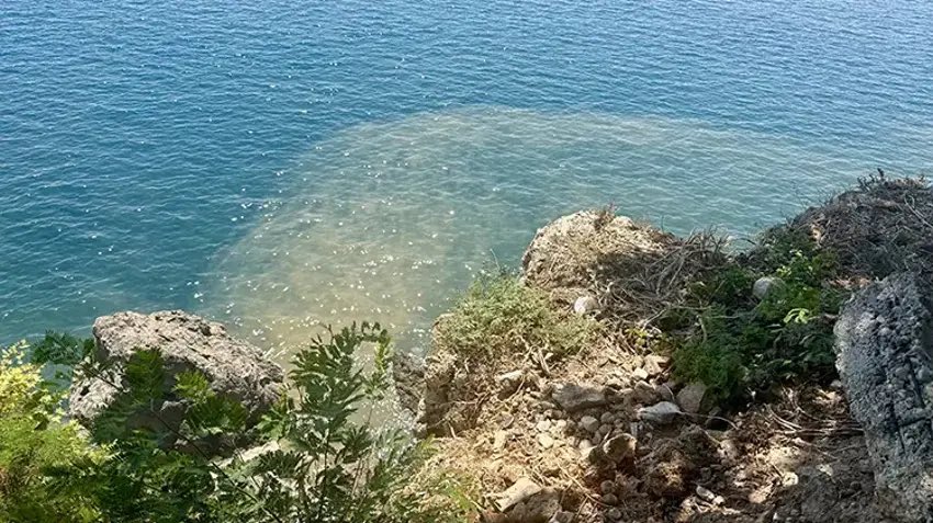 YusufYavuz3's tweet photo. Antalya falezlerinden saatlerce denize atık su aktı, deniz ağır kirliliğe maruz kaldı. 

Ancak Sağlık Bakanlığı yüzme suyu takip sistemine göre bölgedeki plajlar “mükemmel” görünüyor. 

Ağır sonuçlar yaşanmadan Mavi Bayrak ve yüzme suyu analiz sistemi  kökten değişmeli. ⬇️ https://t.co/tLUUNn3lMT