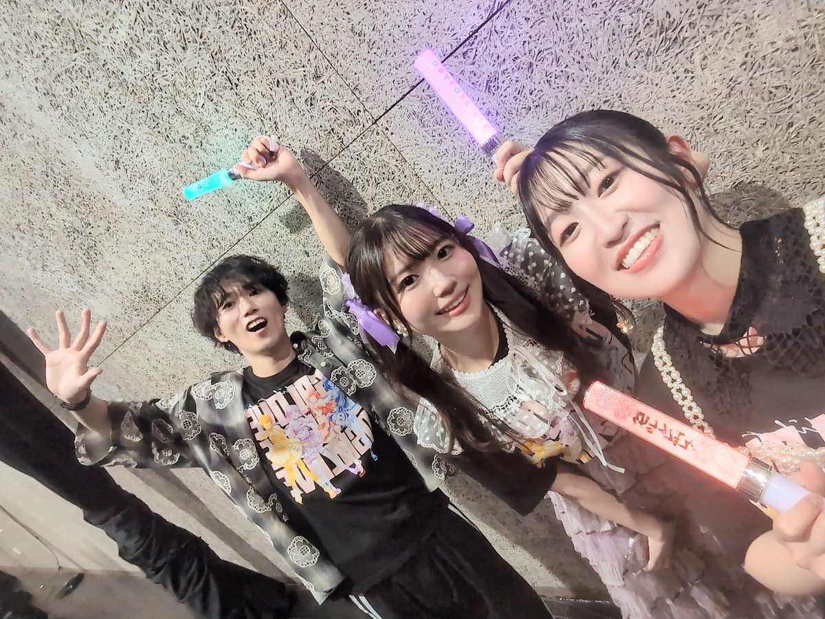 yuki_YamatoHonn's tweet photo. 浦尾さん(@wokeke8 )とのお写真withさえちゃん。

MCからダンスまで今回のフェスで、会場を人一倍盛り上げて下さいました✨アフレコ時から、浦尾さんの「幼ラブ愛」は凄くて、そんな浦尾さんの熱量に現場も刺激を受けていたと思います...! https://t.co/q4wCmqvfgA