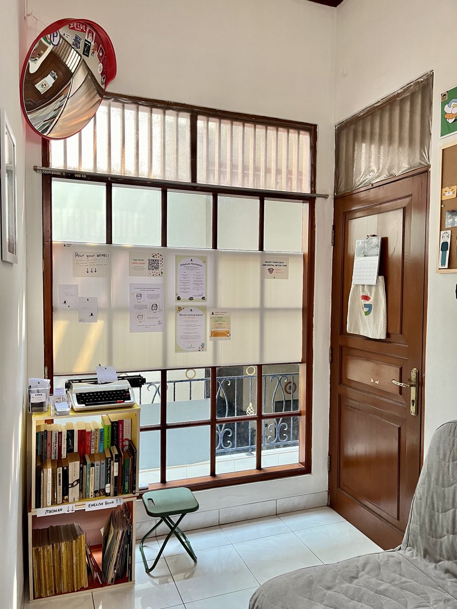 disiniregi's tweet photo. baru kali ini pulang dari perpus, hati rasanya hangat betul 🥺♥️

perpusnya gratis. nyatu sama rumah pemilik. pasutri. ngeliat mereka kaya adem bgt. super duper BAIKKKKK.

aku daftar member biar bisa minjem. sebrang rumah mereka ada cafe.  

📍Nandur Buku, Meruya, Jakbar https://t.co/7RcNEAG3XF