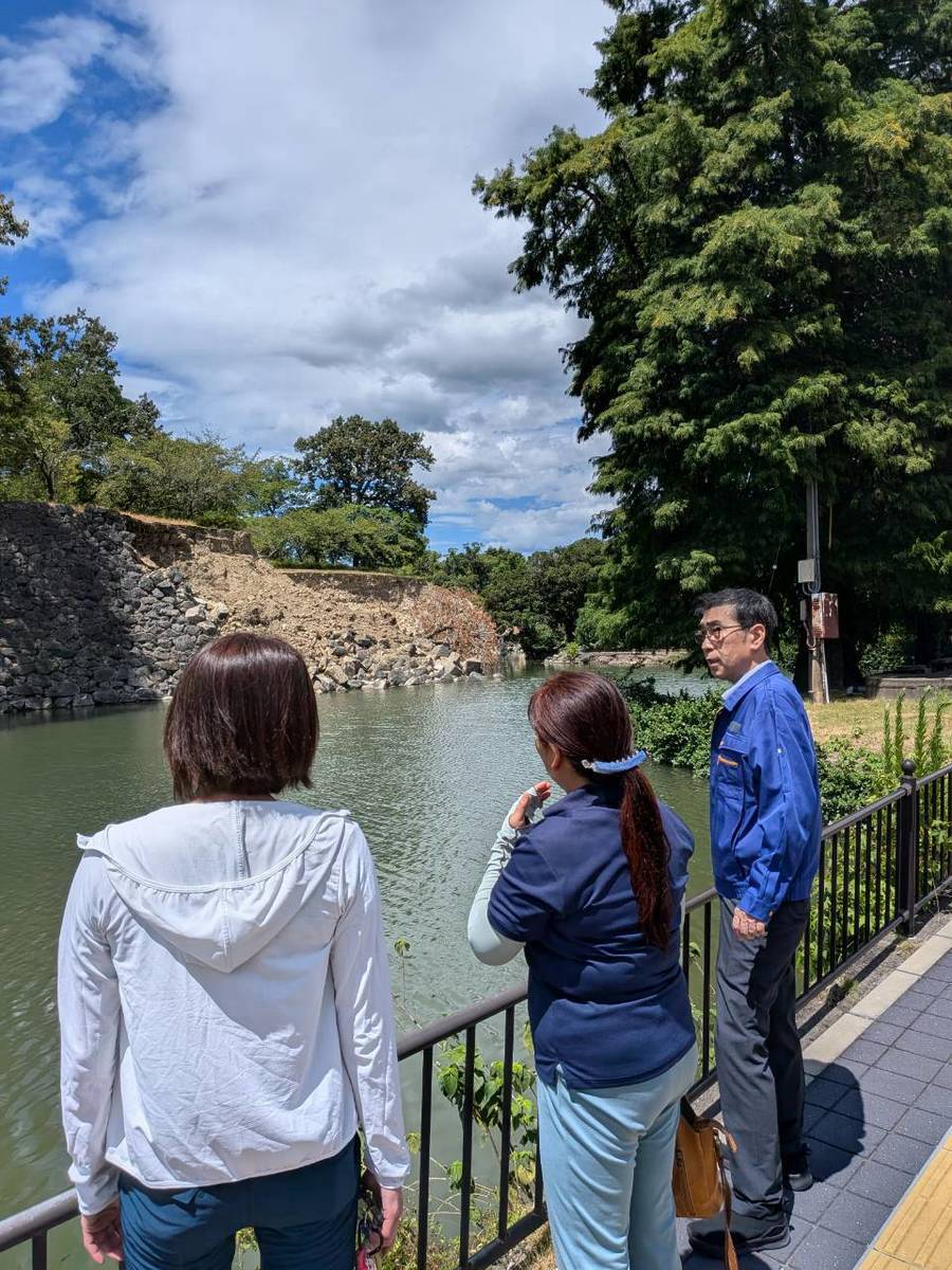yamamotogeorge0's tweet photo. 昨日は、やはた愛副代表とともに、熊本県を訪問。八代市議のみずた千春さんに案内していただき、熊本地震の被災現場および避難所を視察いたしました。

完全に倒壊してしまった家屋、建物の残骸で覆われた川、石垣が崩れ落ちた八代城址などなど、被害状況を見て回るとともに、三箇所の避難所に うかがいました。
ボランティアや避難者の皆さんからの話をお聞きし、国の動きの「鈍さ・遅さ」を痛感。「生活再建の見通しが立たない」と言われる方も数多くおられました。国は、予備費を機動的に活用し、こうした声にすばやく応えていくべきです。

ある避難所では、約230人の避難者のうち、要介護の高齢者が約40人というところもありました。そこには、別途、知的障がいのある人たち専用のスペースも存在。TMAT（医療サポート）やDMAT（福祉サポート）の方々が、専門性にもとづいた支援に取り組まれていました。

いのちの党としても、今後、インクルーシブ防災の実現に向けて、全力をあげてまいります。
また、今回の熊本地震・千葉豪雨を踏まえ、政府に対し、「『いのちと暮らしを守る』防災および生活再建に関する要望書」を提出したいと考えています。