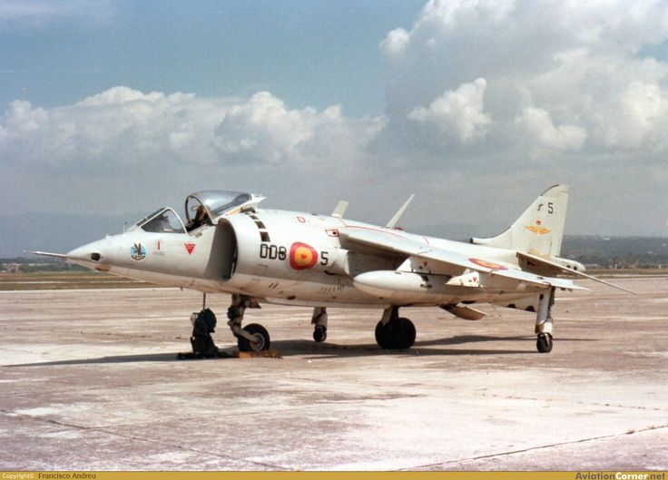 LineroTifon's tweet photo. AV-8S Matador de la 8ª Escuadrilla del Arma Aérea, 008-5, estacionado en la plataforma de la Flotilla de Aeronaves en la base naval de Rota. https://t.co/QucgHOt3WU