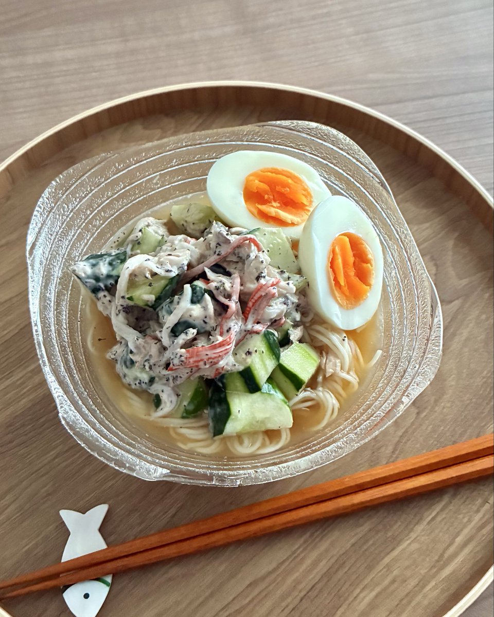 Sakichan1230's tweet photo. 冷たい素麺に「ゆかりマヨ＋きゅうり＋ツナ＋カニカマ」を和えて麺つゆかけたら想像以上に美味しくて衝撃受けた…！ https://t.co/AMEpTyQjDC