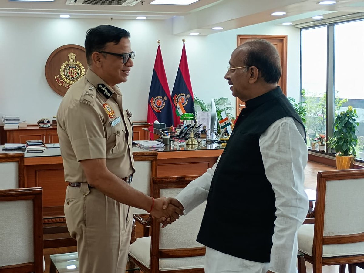 VijayGoelBJP's tweet photo. दिल्ली के पुलिस आयुक्त श्री अनुराग कुमार से भेंट में दिल्ली में बढ़ते नशे के कारोबार पर विस्तृत चर्चा हुई। मैंने उनसे कहा, कम से कम वो ये सुनिश्चित करें की  जहां पुलिस की मिलीभगत से हो वहाँ कड़ी कार्रवाई की जाए।

मैंने सुझाव दिया कि नशे के कारोबार पर प्रभावी रोक के लिए सांसदों, विधायकों और पार्षदों को विश्वास में लेकर उनके क्षेत्रों में नशे का कारोबार करने वालों की जानकारी जुटाई जाए। प्रत्येक थाने से यह भी स्पष्ट डाटा लिया जाए कि नशे के कारोबार के खिलाफ कितने मामलों में कार्रवाई की गई है।

पुलिस आयुक्त ने यह भी चिंता व्यक्त की कि छोटी उम्र के बच्चों में अपराध की प्रवृत्ति बढ़ रही है। यह केवल कानून-व्यवस्था का नहीं, बल्कि पूरे समाज का विषय है।

गृह मंत्री श्री @AmitShah जी के ‘नशामुक्त भारत’ के संकल्प को तभी सफल बनाया जा सकता है, जब समाज और प्रशासन मिलकर नशे के खिलाफ निर्णायक लड़ाई लड़ें।