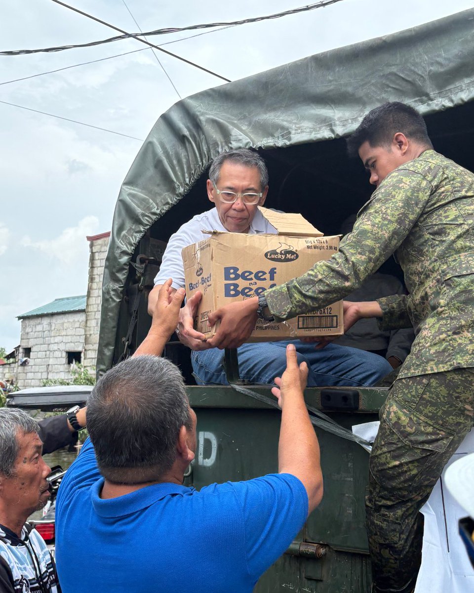 ChelDiokno's tweet photo. Nakagalit. Nakakalungkot. Hindi ito katanggap-tanggap.

Noong nakaraang linggo, nagsagawa tayo ng relief operations sa Pampanga kasama ng Akbayanihan. Nakita natin na hindi pa humuhupa ang baha, hindi makapasok ang mga estudyante at manggagawa, at halos tumigil na ang kabuhayan at ekonomiya ng buong komunidad.

Ito ang realidad na hinarap natin sa Department of Public Works and Highways (DPWH) sa kanilang budget hearing kahapon sa Kamara.

Iminungkahi natin ang pagkakaroon ng pambansang masterplan sa flood mitigation. Hindi na sapat ang pira-pirasong plano na nagbabago sa bawat administrasyon.

Kasabay nito, hinimok natin ang DPWH na paigtingin nila ang lifestyle checks, conflict-of-interest disclosures, at iba pang transparency measures para labanan ang korapsyon sa ahensya.

Hindi na dapat normal ang pagbabaha. Kailangan itong solusyunan ngayon na.

📸 Akbayanihan