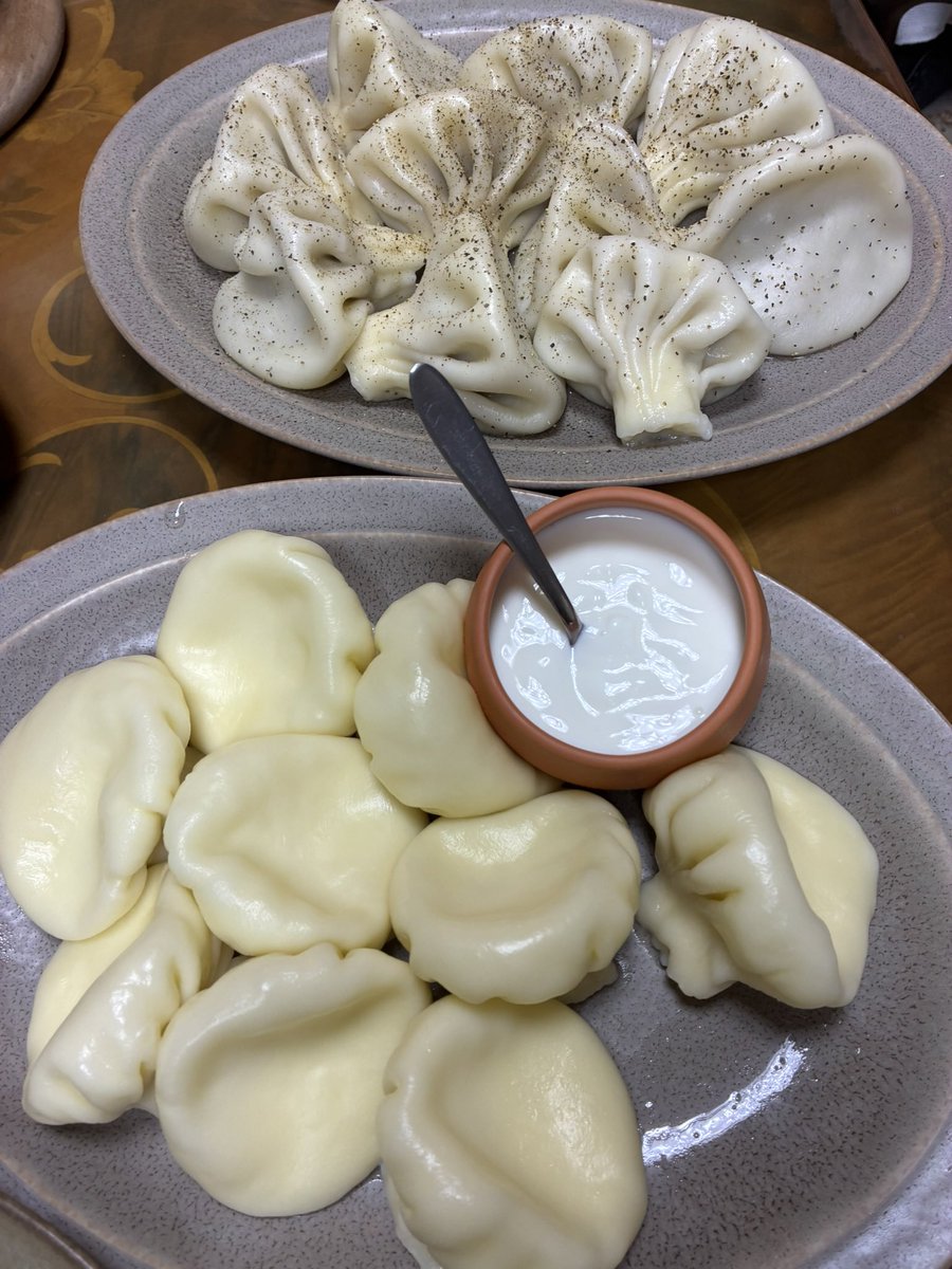 tochinoshin's tweet photo. 🥟🔥 これは、ただのヒンカリではありません。

東京・栃ノ心のレストランで作られる、本場ジョージアのヒンカリ🇬🇪

湯気の中から現れる、肉汁たっぷりのヒンカリ。
一口かじれば、ジュワッと広がる旨味…🤤🔥

🇯🇵 東京にいながら、ジョージアへ。

あなたなら、何個いけますか？🥟😏

#GeorgianHouse #ヒンカリ #栃ノ心 #ジョージア料理 #東京