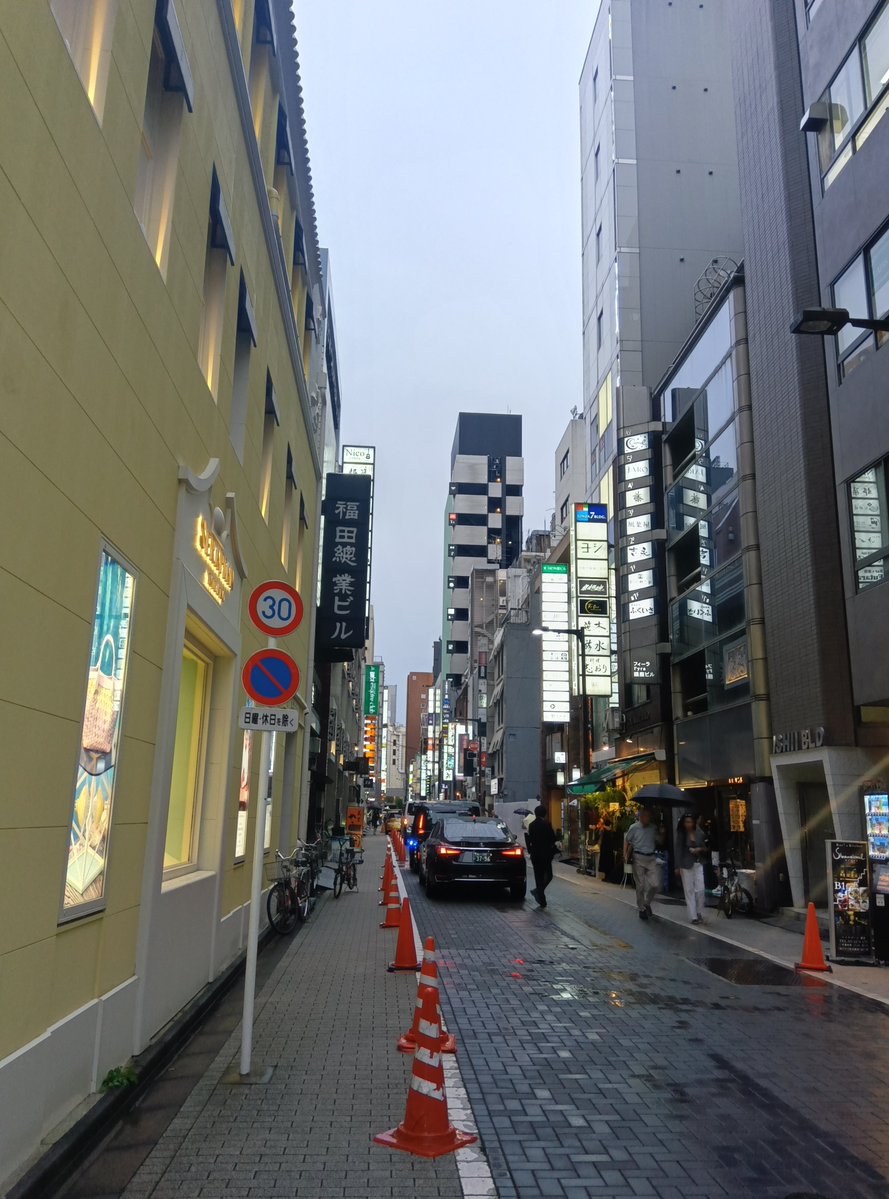 tabi0629's tweet photo. 銀座久しぶりに来た。ほとんど入ることがない店 https://t.co/EvDndfWaoC