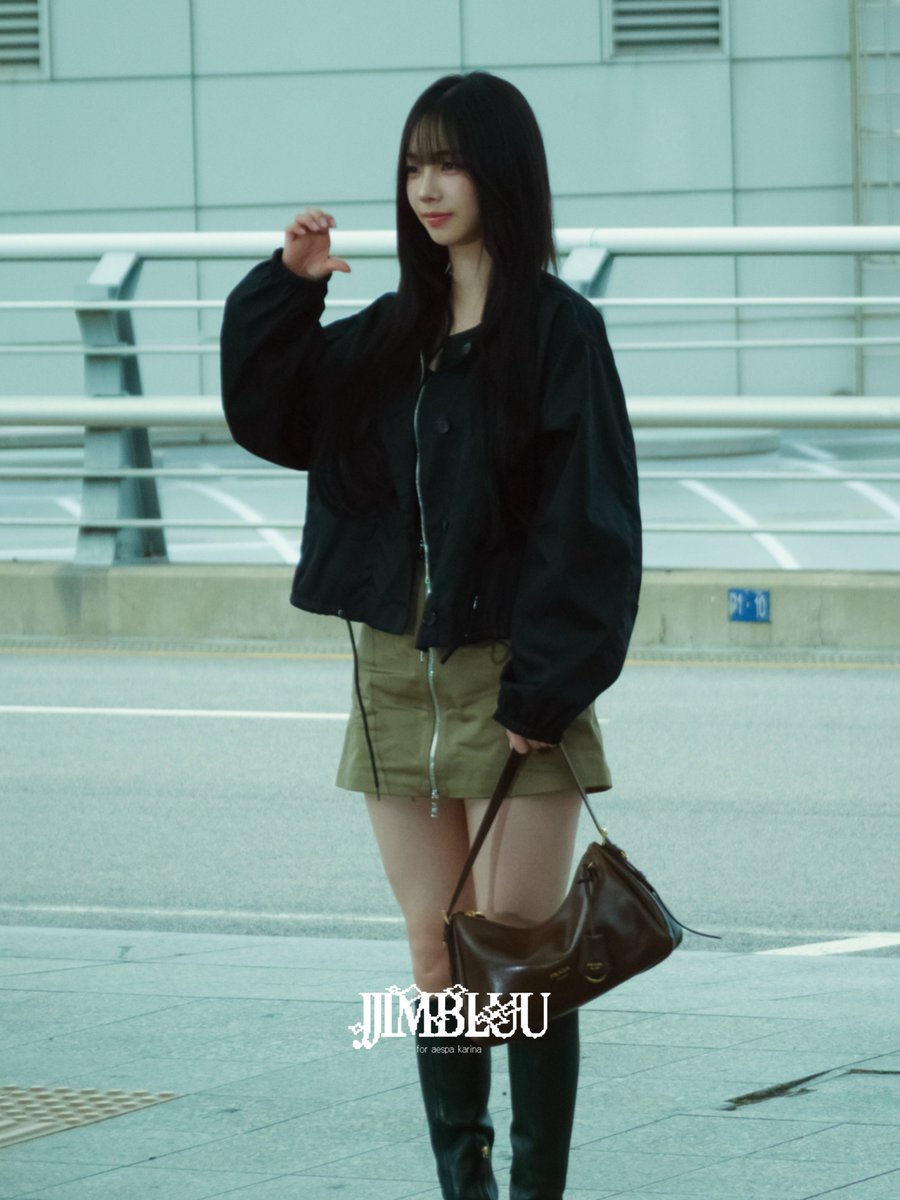 jjimbluu's tweet photo. 260827 ICN 

ㄱㅇㅇ🥹🫳🖤

#에스파 #aespa #카리나 #karina https://t.co/83f7DEzLpQ