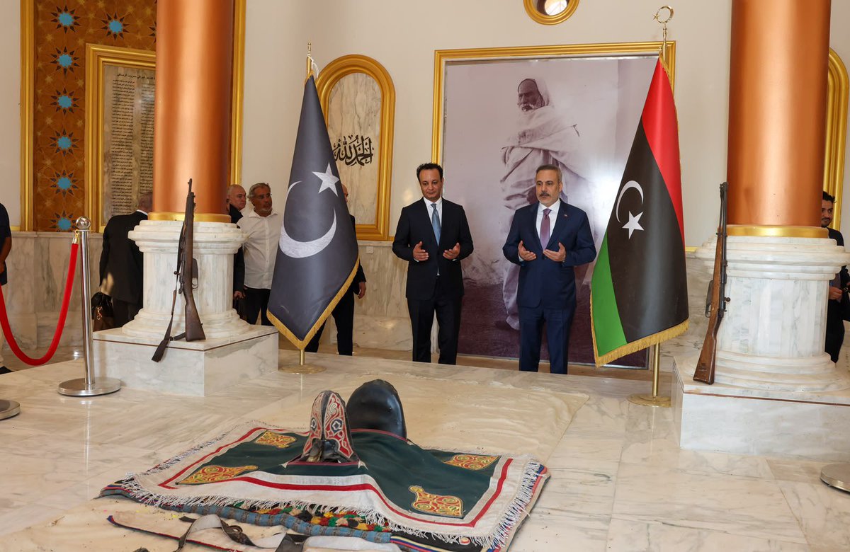 mk_mahmutkar's tweet photo. İtalyanların işgaline karşı verdiği mücadele ile tarihe ismini yazdıran şehit Ömer Muhtar hayatta olsaydı şu soruyu sorardı; "Libya'yı kimden kurtarmak için geldiniz ve kim ile yöneteceksiniz?" 

On yıllarca Avrupa ülkelerinin sömürdüğü Libya'nın parçalanmış olması, istikrarsızlık içinde debelenmesi büyük bir sorundur. Peki ya Libya'nın birliğini sağlayacak çerçeveyi kim belirleyecek? Libya’nın birleşmesi Hafter'i destekleyen Amerika'nın şemsiyesi altında gerçekleşirse, Türkiye'nin girişimleri ile Amerika tarafına çekilen Trablus hükumeti bu şemsiyenin altına gelirse ne olur? Sadece birleşmiş bir Libya olur. Kaddafi döneminde Avrupa'ya bağımlı tek bir Libya vardı şimdi   Amerika'ya bağımlı tek bir Libya olacak. 

Ama eğer Libyalılar bugünkü istikrarsızlık durumunu, sömürgeci devletlerin nüfuzundan kurtulup egemen bir devlet kurmak için bir fırsata dönüştürebilirlerse, işte o zaman Libya farklı bir tarihi dönüm noktasıyla karşı karşıya olabilir. Türkiye'nin Libya dosyasında yapacağı şey bu fırsata kapı açmak olmalıdır. Amerikancı Hafter güçlerinin egemen olacağı bir Libya için çalışan Türkiye'nin Ömer Muhtar'ın mücadelesi ise övünmesi kendi gerçekliği ile örtüşmemektedir.