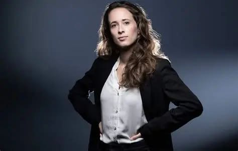 luckasdelille59's tweet photo. '' LA FAMILLE , C'EST D'EXTREME DROITE ! ''
Clémence Guetté , cadre de chez LFi ,  a donc affirmé sur France inter , que le modèle de la famille traditionnelle française , un père , une mère et des enfants , était une idéologie pétainiste d'extrême droite , rien que ça ....
Cette petite illuminée est sans doute le fruit de l'union d'un baobab et d'une sauterelle puisque l'idée d'être le fruit de l'accouplement d'un homme et d'une femme , semble être pour elle , inconcevable dans sa petite cervelle de fasciste 2.0 .....
Quand elle entre chez ses parents , hurle t-elle '' bande de pétainistes ! '' ???
Il y a fort à parier que non , tout cela n'est valable que pour la populace islamogauchofasciste , à laquelle il faut vomir sa haine de l'esprit français à quelques mois d'élections qu'elle sait déjà perdues ....... mais derrière , il y a un poste de députée bien juteux à aller chercher , n'est ce pas Clémence ???
Par contre Clémence , ton idée de famille traditionnelle d'extrême droite , ça risque de moins bien passer auprès de ta clientèle musulmane car c'est un concept très important dans le monde arabo-musulman , tu risques de perdre quelques voix ......
Une chose est sûre , chez LFi , être insoumis , ce n'est pas seulement être un abruti décérébré , c'est montrer au monde entier à quel point on est fier de l'être ..... à méditer ......
