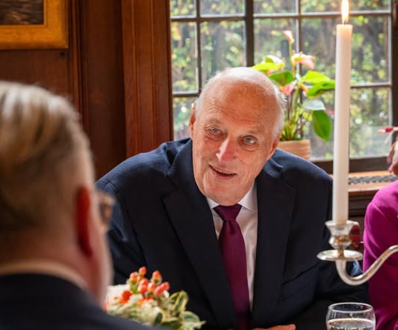 RoyalCentral's tweet photo. King Harald of Norway's health has deteriorated further.

The royal family of Norway is now at his bedside at hospital in Oslo.

Queen Sonja and Crown Prince Haakon were seen arriving early this morning.

King Harald has been in hospital for ten days.

@RoyalCentral https://t.co/nEJKAEJ5up