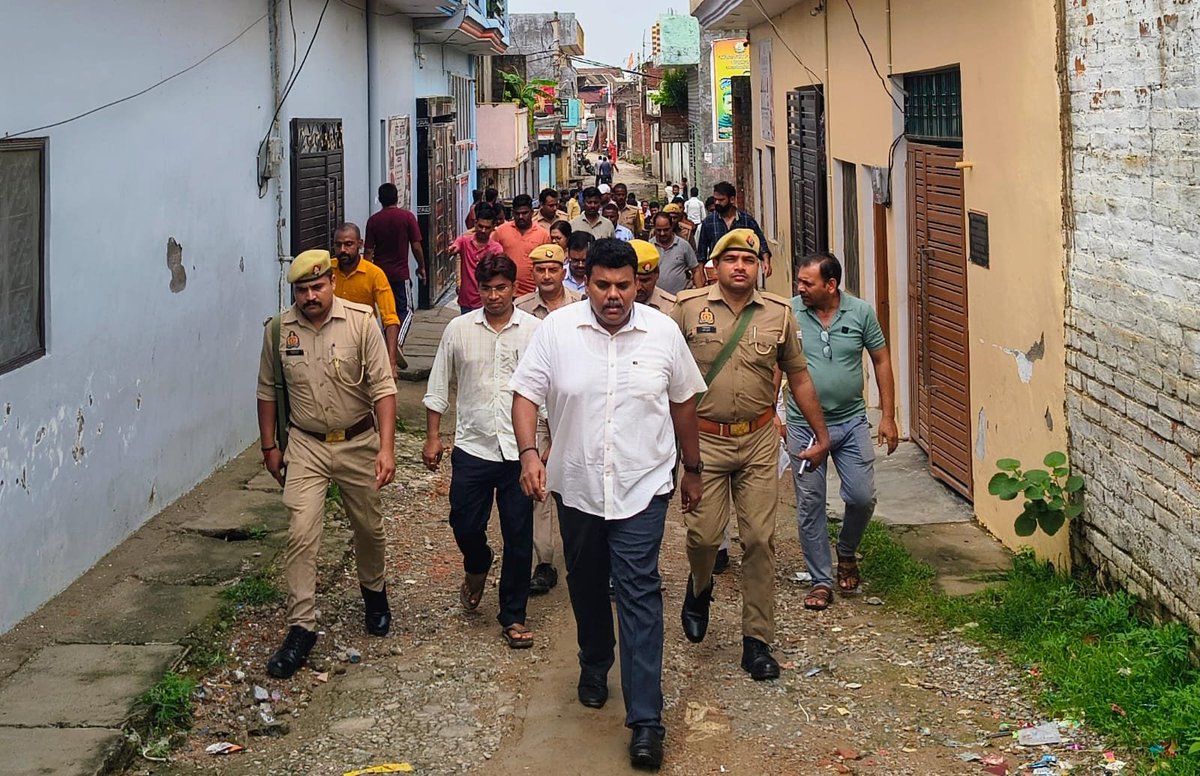 dm_sitapur's tweet photo. पूर्णागिरि मोहल्ले में जलभराव की स्थिति का मौके पर निरीक्षण किया गया। संबंधित अधिकारियों को जल निकासी एवं जल बहाव की समस्या क�� शीघ्र समाधान तथा प्रभावित क्षेत्र में प्रभावी व्यवस्था सुनिश्चित करने के निर्देश दिए गए। https://t.co/zze2vmSIkH