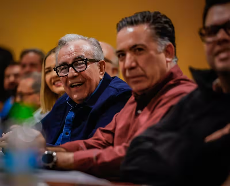 MLopezSanMartin's tweet photo. La 4T los cubrió en Sinaloa

Rocha Moya pide licencia y se va sin consecuencias

Inzunza deja la bancada de Morena, pero mantiene el fuero

Ambos libran a las autoridades mexicanas, pese a la acusación de EU por narco https://t.co/iuRLWWJlOm
