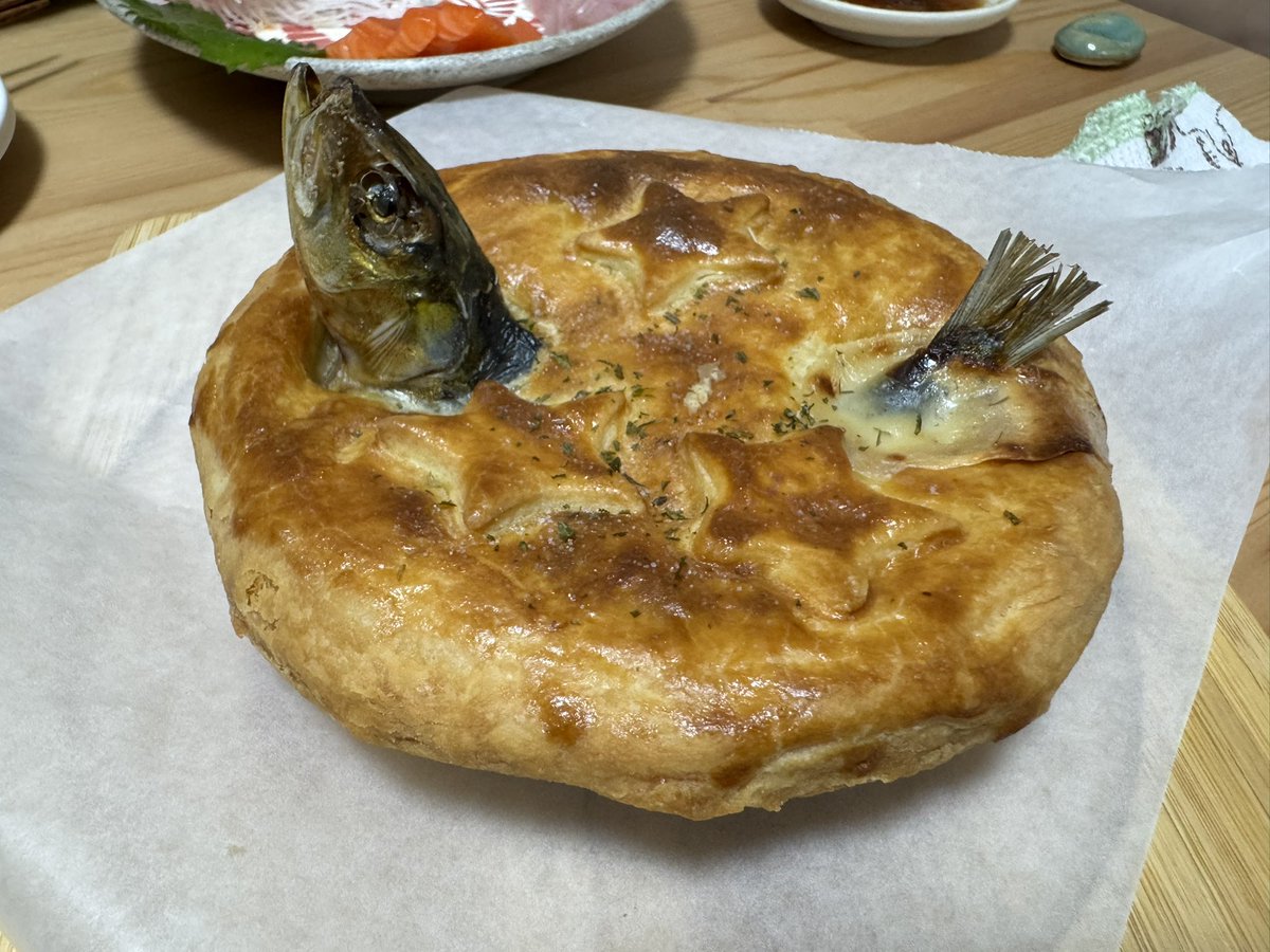 houtoubot's tweet photo. 死ぬまでにイギリス行って食べなきゃ、と思ってたらなんと国内で食べられる店があるという話を聞きつけ早速購入(英国フェアで買いそこねた。

星空を眺める魚、うーんいいフォルム https://t.co/zjwUf5qYac