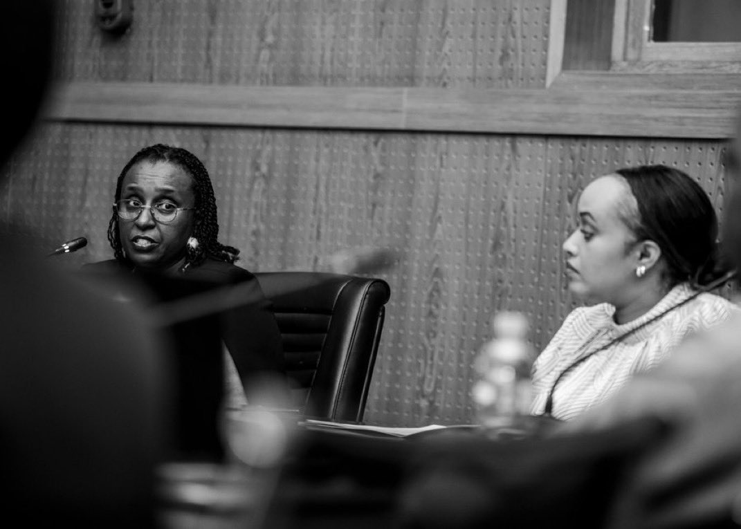 kigalitoday's tweet photo. Umuyobozi Mukuru ushinzwe Afurika muri Minisiteri y’Ububanyi n’Amahanga n’Ubutwererane, Gisa Teta, yayoboye umuhango wo gutangiza ibiganiro ku mushinga w’itegeko rya EAC rigenga imbuto n’ubwoko bw’ibihingwa (EAC Seed and Plant Varieties Bill, 2025).

Ibi biganiro byateguwe n’Inteko Ishinga Amategeko y’Umuryango wa Afurika y’Iburasirazuba (EALA), bigamije guha abafatanyabikorwa umwanya wo gutanga ibitekerezo ku mushinga w’iri tegeko.