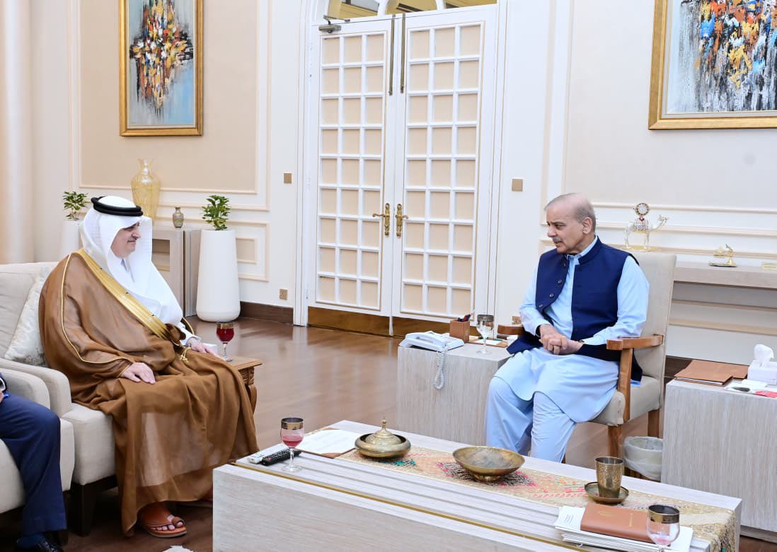 AmbassadorNawaf's tweet photo. #اسلام_آباد | وزیر اعظم اسلامی جمہوریہ #پاکستان جناب محمد شہباز شریف سے میں نے ملاقات کی، یہ الوداعی ملاقات پاکستان میں خادم حرمین شریفین کے سفیر کے طور پر میری سفارتی ذمہ داریاں مکمل ہونے کی مناسبت سے ہوئی۔ https://t.co/50NxUdsrcu