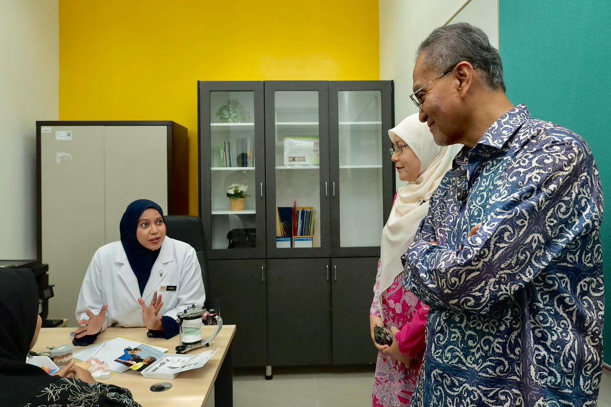 KKMPutrajaya's tweet photo. (2/2) Fasiliti baharu ini melakar sejarah sebagai pusat kepakaran pergigian luar persekitaran hospital (non-hospital based) pertama di Malaysia. Fasiliti ini merupakan hab rujukan untuk kira-kira 11.89 juta penduduk di Zon Tengah, PPPNS membawakan impak transformasi yang besar seperti:

- Waktu Menunggu Singkat: Masa menunggu rawatan pakar berjaya dipendekkan sehingga 70% (dari 2 bulan kepada hanya 2-3 minggu). 
- ⁠Kapasiti Melonjak 90%: Mampu merawat sehingga 150 pesakit sehari.  
- ⁠4 Kepakaran, 1 Bumbung: Integrasi kepakaran Pergigian Restoratif, Periodontik, Ortodontik, dan Kesihatan Awam Pergigian. 
- ⁠Fasiliti Moden: Dilengkapi sistem imbasan canggih OPG dan CBCT untuk diagnosis pantas.  

Inisiatif ini menterjemahkan komitmen Kerajaan MADANI dalam mengurangkan kesesakan hospital awam, menjimatkan masa rakyat dan merapatkan jurang akses perkhidmatan rawatan tertiari. KKM turut menyasarkan PPPNS akan terus berkembang sebagai Pusat Kecemerlangan (Center of Excellence) negara.  

Turut hadir, YB Tuan Suhaimizan bin Bizar, Exco Kerajaan Negeri Sembilan; YBrs. Dr. Fauziah binti Ahmad, Timbalan Ketua Pengarah Kesihatan (Kesihatan Pergigian) KKM; dan YBrs. Dr. Zuraida binti Mohamed, Pengarah Kesihatan Negeri, Negeri Sembilan.  

#KKMPrihatin #MalaysiaSihat #SihatBersama #MalaysiaMADANI