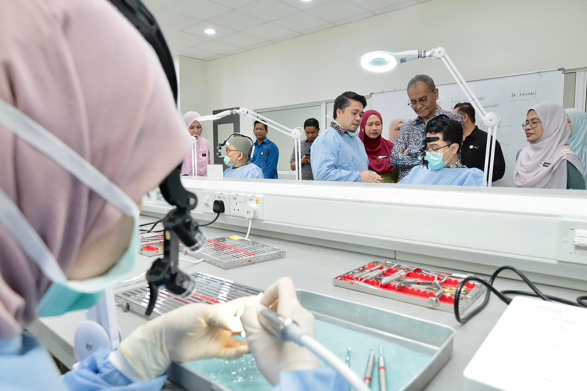 KKMPutrajaya's tweet photo. (2/2) Fasiliti baharu ini melakar sejarah sebagai pusat kepakaran pergigian luar persekitaran hospital (non-hospital based) pertama di Malaysia. Fasiliti ini merupakan hab rujukan untuk kira-kira 11.89 juta penduduk di Zon Tengah, PPPNS membawakan impak transformasi yang besar seperti:

- Waktu Menunggu Singkat: Masa menunggu rawatan pakar berjaya dipendekkan sehingga 70% (dari 2 bulan kepada hanya 2-3 minggu). 
- ⁠Kapasiti Melonjak 90%: Mampu merawat sehingga 150 pesakit sehari.  
- ⁠4 Kepakaran, 1 Bumbung: Integrasi kepakaran Pergigian Restoratif, Periodontik, Ortodontik, dan Kesihatan Awam Pergigian. 
- ⁠Fasiliti Moden: Dilengkapi sistem imbasan canggih OPG dan CBCT untuk diagnosis pantas.  

Inisiatif ini menterjemahkan komitmen Kerajaan MADANI dalam mengurangkan kesesakan hospital awam, menjimatkan masa rakyat dan merapatkan jurang akses perkhidmatan rawatan tertiari. KKM turut menyasarkan PPPNS akan terus berkembang sebagai Pusat Kecemerlangan (Center of Excellence) negara.  

Turut hadir, YB Tuan Suhaimizan bin Bizar, Exco Kerajaan Negeri Sembilan; YBrs. Dr. Fauziah binti Ahmad, Timbalan Ketua Pengarah Kesihatan (Kesihatan Pergigian) KKM; dan YBrs. Dr. Zuraida binti Mohamed, Pengarah Kesihatan Negeri, Negeri Sembilan.  

#KKMPrihatin #MalaysiaSihat #SihatBersama #MalaysiaMADANI