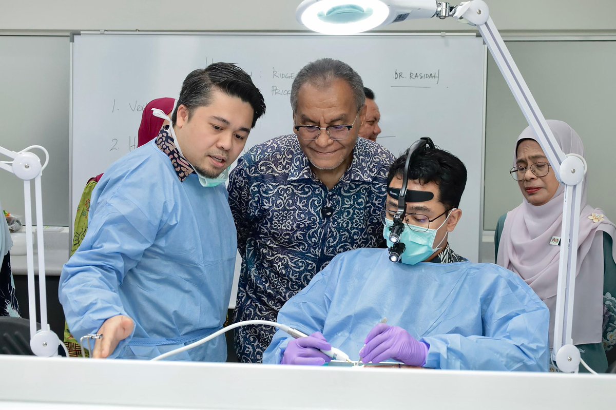 KKMPutrajaya's tweet photo. (2/2) Fasiliti baharu ini melakar sejarah sebagai pusat kepakaran pergigian luar persekitaran hospital (non-hospital based) pertama di Malaysia. Fasiliti ini merupakan hab rujukan untuk kira-kira 11.89 juta penduduk di Zon Tengah, PPPNS membawakan impak transformasi yang besar seperti:

- Waktu Menunggu Singkat: Masa menunggu rawatan pakar berjaya dipendekkan sehingga 70% (dari 2 bulan kepada hanya 2-3 minggu). 
- ⁠Kapasiti Melonjak 90%: Mampu merawat sehingga 150 pesakit sehari.  
- ⁠4 Kepakaran, 1 Bumbung: Integrasi kepakaran Pergigian Restoratif, Periodontik, Ortodontik, dan Kesihatan Awam Pergigian. 
- ⁠Fasiliti Moden: Dilengkapi sistem imbasan canggih OPG dan CBCT untuk diagnosis pantas.  

Inisiatif ini menterjemahkan komitmen Kerajaan MADANI dalam mengurangkan kesesakan hospital awam, menjimatkan masa rakyat dan merapatkan jurang akses perkhidmatan rawatan tertiari. KKM turut menyasarkan PPPNS akan terus berkembang sebagai Pusat Kecemerlangan (Center of Excellence) negara.  

Turut hadir, YB Tuan Suhaimizan bin Bizar, Exco Kerajaan Negeri Sembilan; YBrs. Dr. Fauziah binti Ahmad, Timbalan Ketua Pengarah Kesihatan (Kesihatan Pergigian) KKM; dan YBrs. Dr. Zuraida binti Mohamed, Pengarah Kesihatan Negeri, Negeri Sembilan.  

#KKMPrihatin #MalaysiaSihat #SihatBersama #MalaysiaMADANI