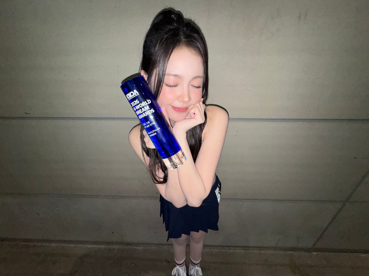 H2H_NEWS's tweet photo. 260727 CARMEN WEVERSE POST

안녕하세요 르멘핑이용~~🌴😼🥰💓

이렇게 Female Solo Popularity Award 상을 받을 수 있어서 정말 정말 믿기지 않고 너무 영광이고 감사합니다 ㅠㅠㅠ
정말 꿈만 같았어용!!!
이렇게 소중한 상을 받을 줄은 몰랐어요ㅠㅠ
이거다 하츄덕분이야~~~~~😘💝🥹

이렇게 많은 분들에게 사랑받고, 응원받을 수 있다는 것 자체가 저에게는 정말 큰 행복이고 소중한 선물인 것 같아용.... 제가 무대에 설 수 있는 이유도, 힘든 순간에도 다시 일어날 수 있는 이유도 항상 저를 믿어주시고 응원해주시는 하츄분들 덕분이라고 생각해용!! ^_^
말로는 다 표현할 수 없을 만큼 정말 감사드려요!!!
앞으로 더 좋은 모습과 좋은 음악으로 보답할 수 있도록 항상 최선을 다하겠습니다!! 열심히 노력하겠습니다~
오늘 받은 이 상은 저 혼자 받은 상이 아니라, 저를 항상 응원해주시고 믿어주신 모든 분들과 함께 받은 상이라고 생각해요 ㅠㅠ 정말요 ㅠㅠㅠ
항상 제 곁에서 함께해주셔서 진심으로 감사합니다.
그리고 진심으로 사랑합니다 💘🥹🥹

Bisa mendapatkan penghargaan ini adalah suatu kehormatan dan kebahagiaan yang besar bagi saya. Saya sangat bersyukur karena bisa menerima banyak cinta dan dukungan dari banyak orang. Bagi saya, dukungan kalian adalah suatu kebahagiaan yang sangat besar sekaligus hadiah yang sangat berharga!!!!

Bahkan ketika menghadapi masa-masa yang sulit, kepercayaan dan dukungan dari kalian selalu menjadi kekuatan bagi saya untuk kembali bangkit dan terus melangkah.
Terima kasih banyak, S2U!!💕

Dan tentunya, saya juga ingin berterima kasih kepada para member. Terima kasih karena selalu berada di samping saya, saling mendukung, dan selalu memberikan kekuatan satu sama lain.
Saya merasa sangat beruntung bisa bisa berada di tim ini Hearts2Hearts.🫶🫶🫶
Saya berharap kita bisa terus bersama, saling mengandalkan, dan membuat lebih banyak kenangan indah ke depannya~~ 사랑행 멤버들!!

Saya juga ingin mengucapkan terima kasih yang sebesar-besarnya kepada seluruh keluarga SM Entertainment yang selalu memberikan dukungan terbaik sehingga saya dan juga Hearts2Hearts bisa terus menunjukkan musik dan penampilan yang lebih baik. Saya tahu bahwa ada begitu banyak orang yang selalu bekerja keras di belakang layar untuk kami. Berkat bantuan, kerja keras, dan cinta dari kalian semua, saya bisa berdiri di panggung yang begitu berharga ini. Saya benar-benar bersyukur dan berterima kasih atas semua dukungan yang diberikan!!!🥹💕

Saya akan terus bekerja keras dan memberikan yang terbaik agar bisa membalas semua cinta dan dukungan yang sudah kalian berikan kepada saya, melalui musik yang lebih baik dan penampilan yang lebih baik ke depannya.
Dan saya merasa bahwa penghargaan yang saya terima hari ini bukanlah penghargaan yang saya terima sendirian. Ini adalah penghargaan yang kita terima bersama, bersama semua orang yang selalu percaya dan mendukung saya.
Terima kasih banyak!!😇💓

Aku Cinta Kalian, 사랑해요, I Love You, 我爱你, Te Amo, 愛してる, Je t'aime, Ich liebe dich , Ti amo, Mahal Kita, Aku Sayang Awak, รักนะ, Я люблю тебя, abdi nyaah ka anjeun, Chittal ချစ်တယ်, Anh yêu em, Seni seviyorum, أحبك, मैं तुमसे प्यार करता, Ik hou van jou, Jag älskar dig, ខ្ញុំស្រឡាញ់អ្នក 🫶🥹

#Hearts2Hearts #하츠투하츠 #H2H @Hearts2Hearts